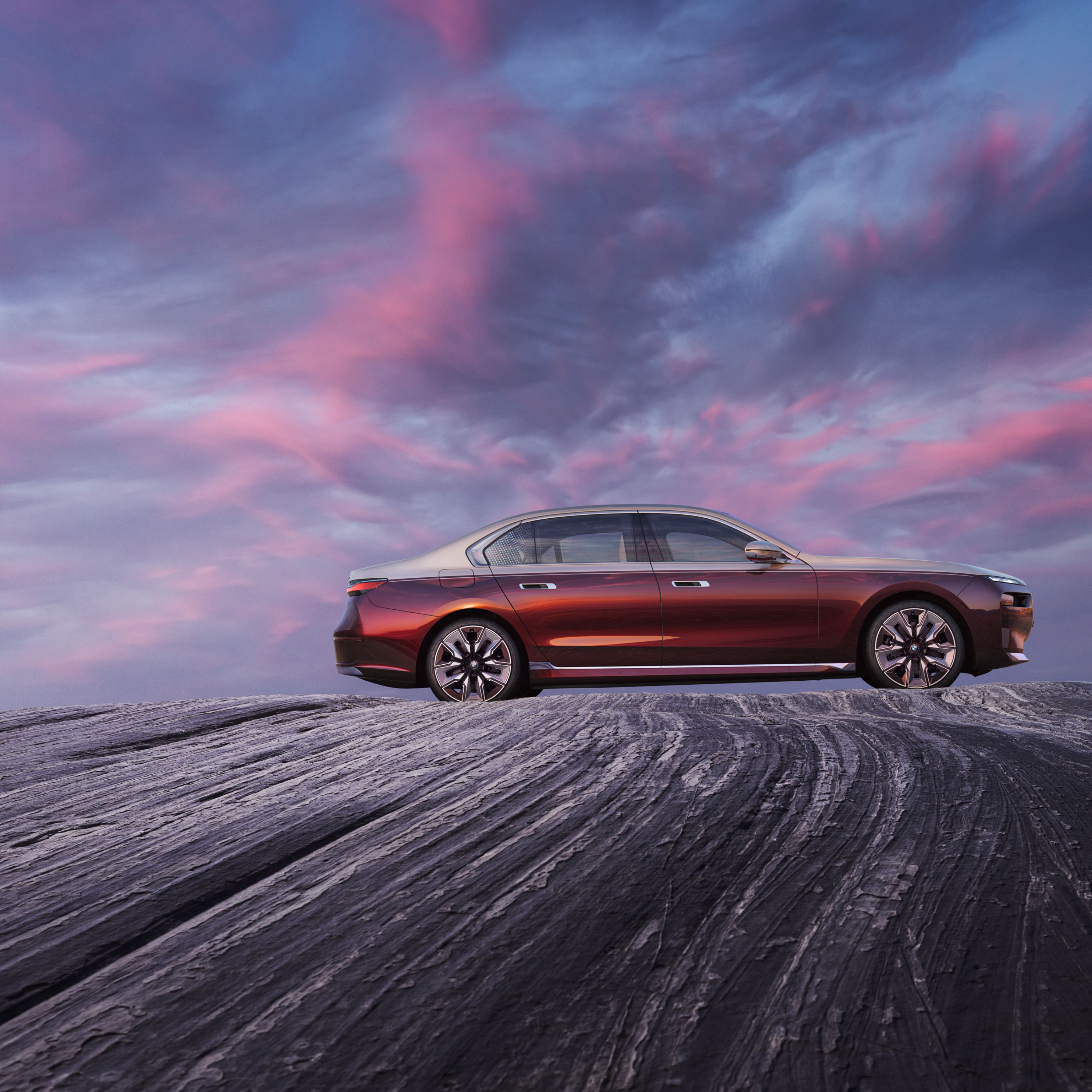 BMW i7 Sedan G70 side view with two-tone paint finish