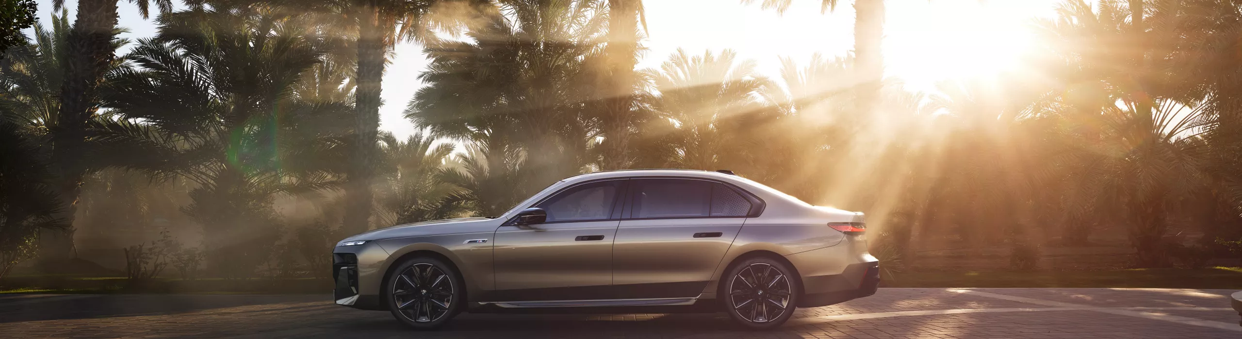 BMW i7 Sedan G70 side view 