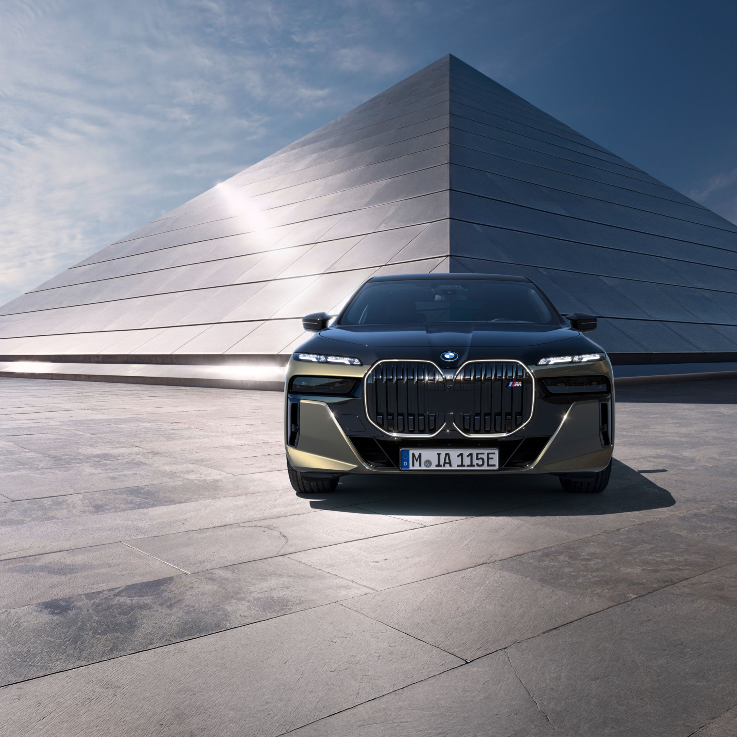BMW i7 M70 xDrive vor einer Pyramide