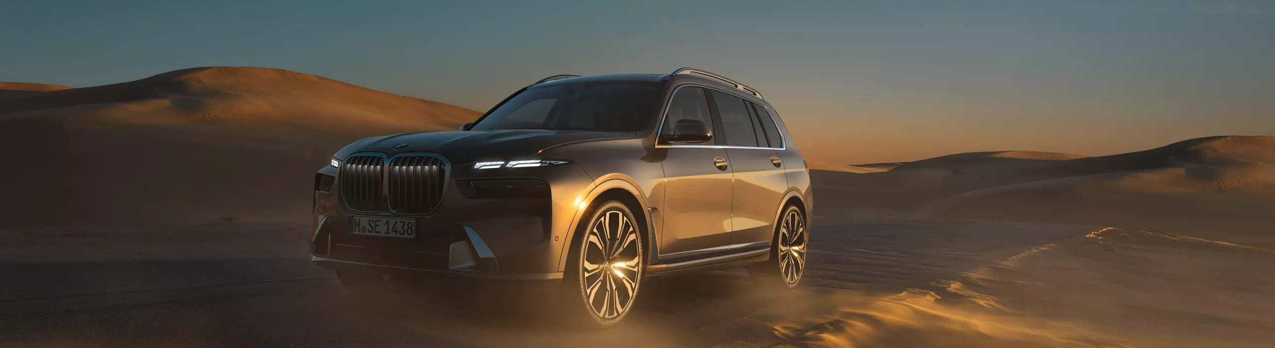 BMW X7 çölde park halinde