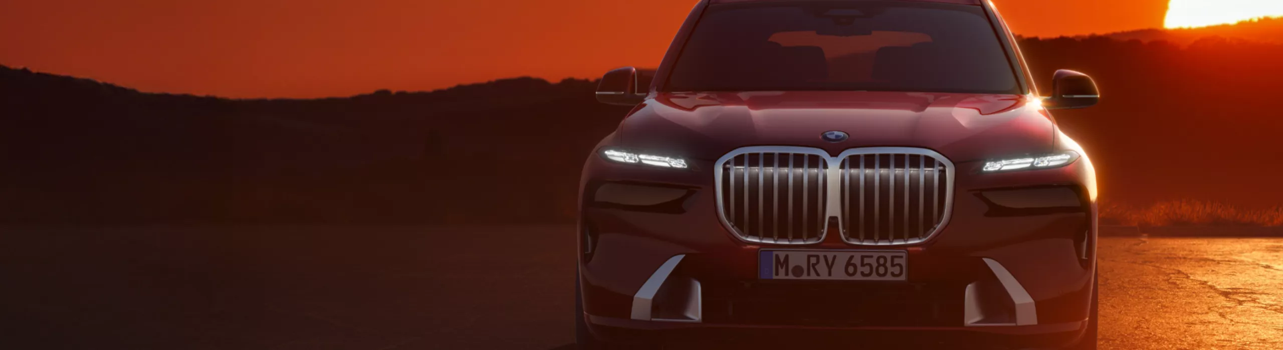 BMW X7 estacionado num deserto