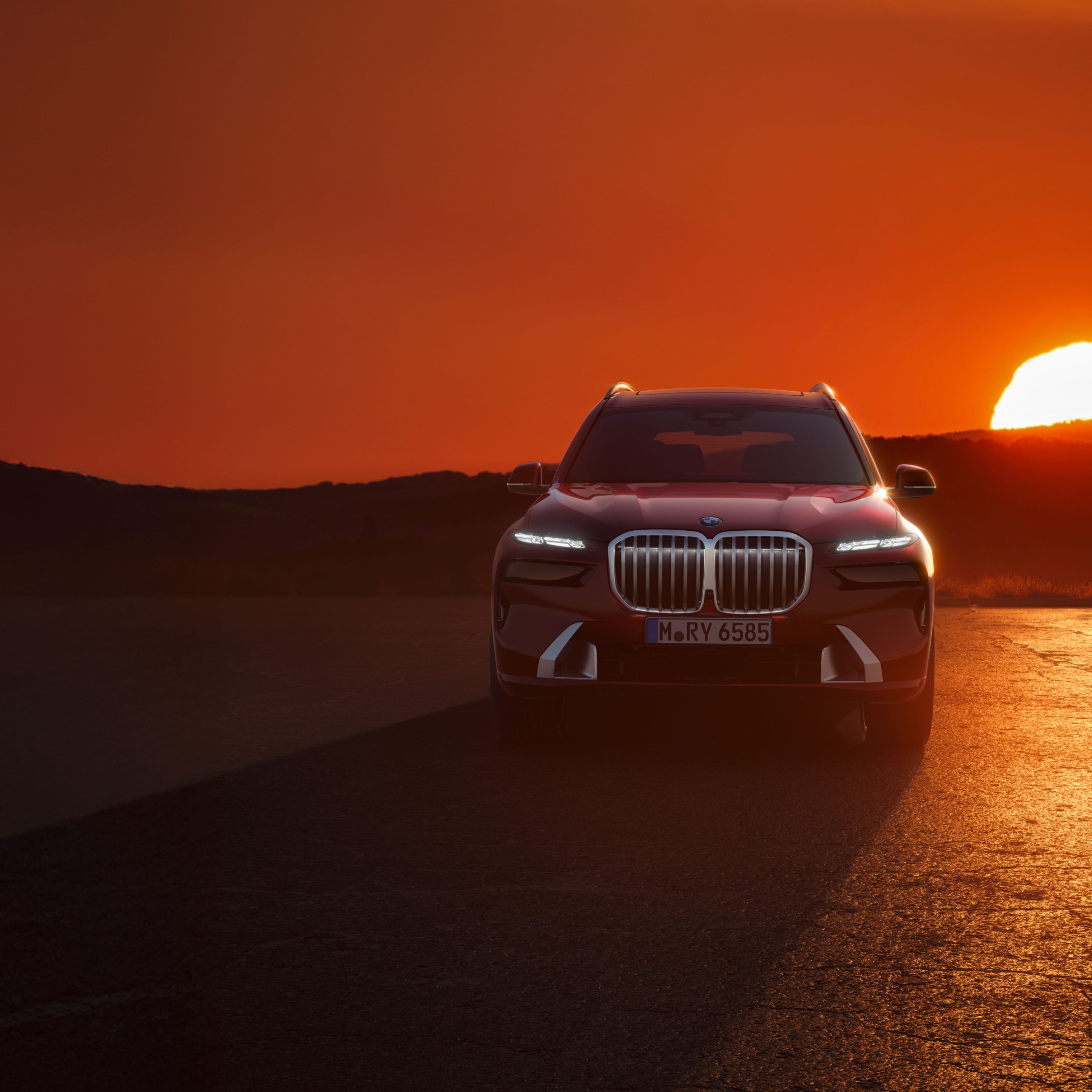 A BMW X7 egy sivatagban parkolt