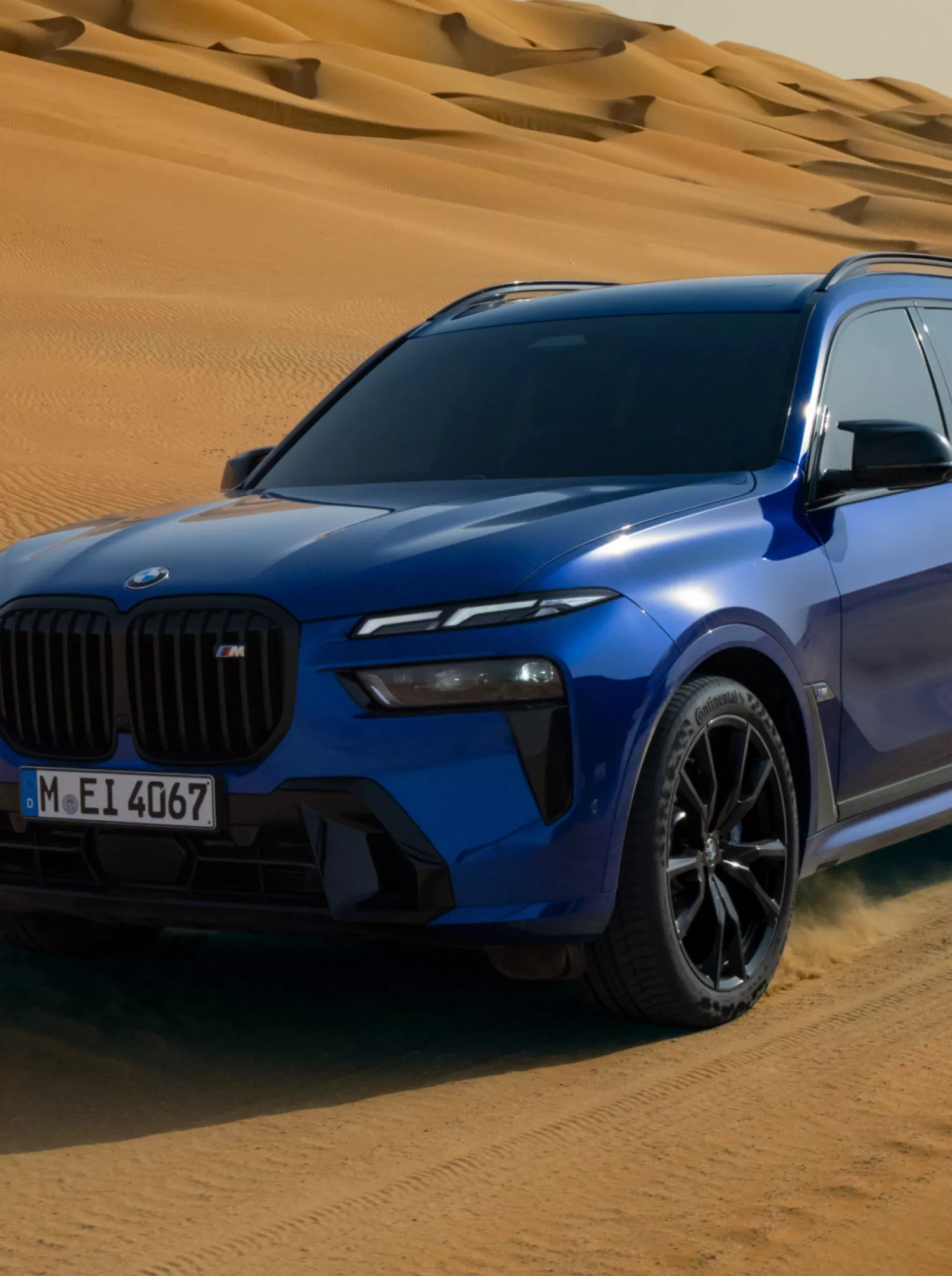 砂漠を走行中のBMW X7 M60i xDrive