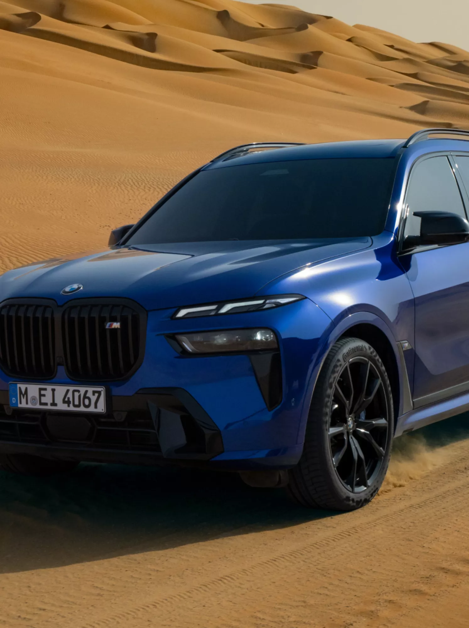 BMW X7 M60i xDrive num lugar de estacionamento em frente a um edifício futurista