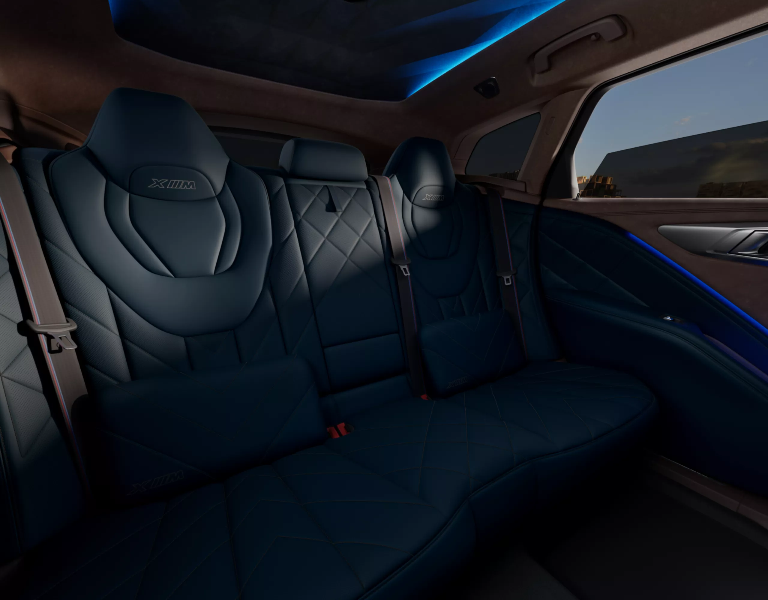 Interior em pele do BMW XM Label em preto com iluminação ambiente