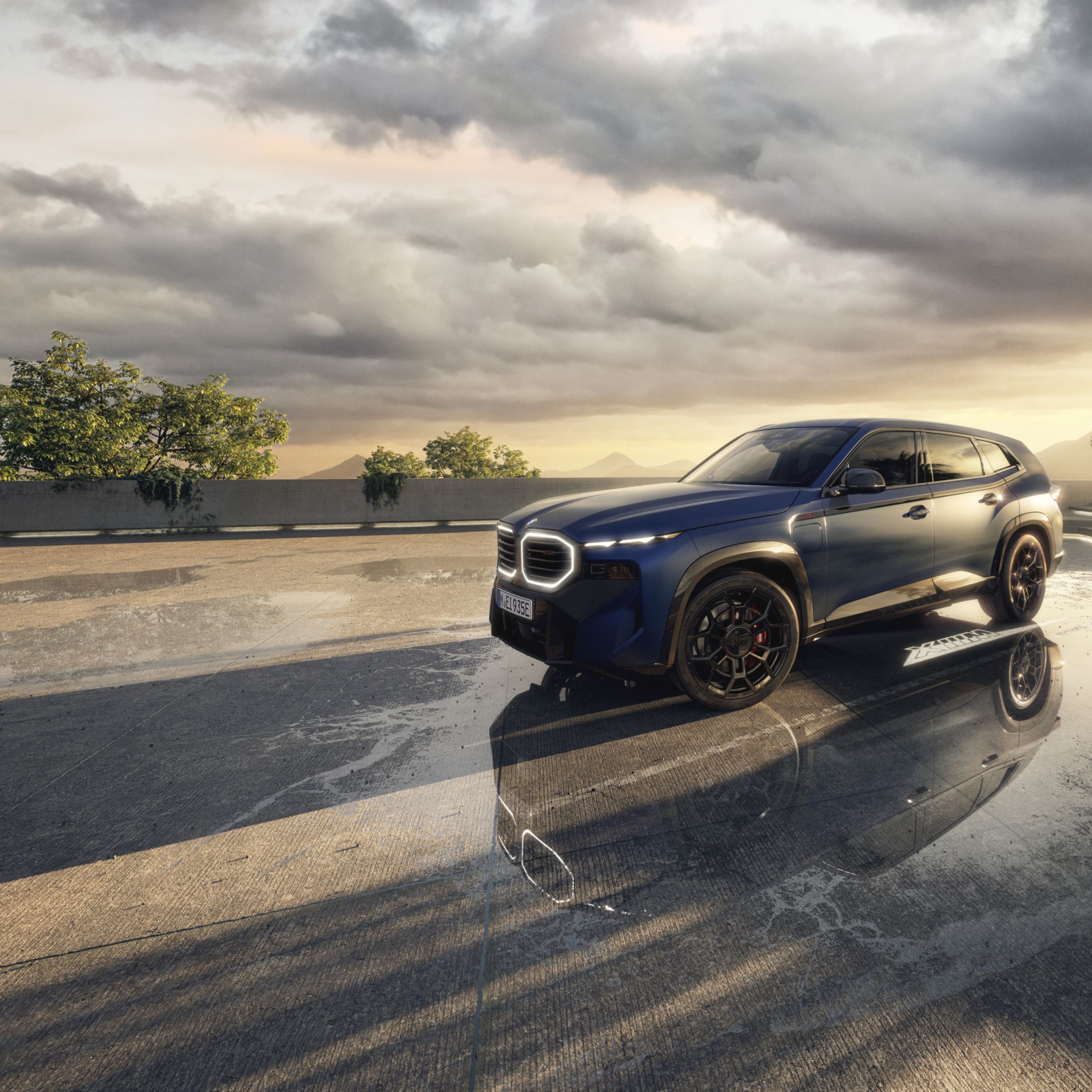 BMW XM Label auf einer nassen Straße bei Sonnenuntergang