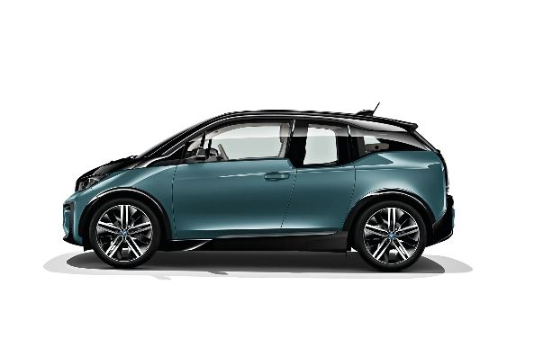 En blå/grön BMW i3 sett från sidan