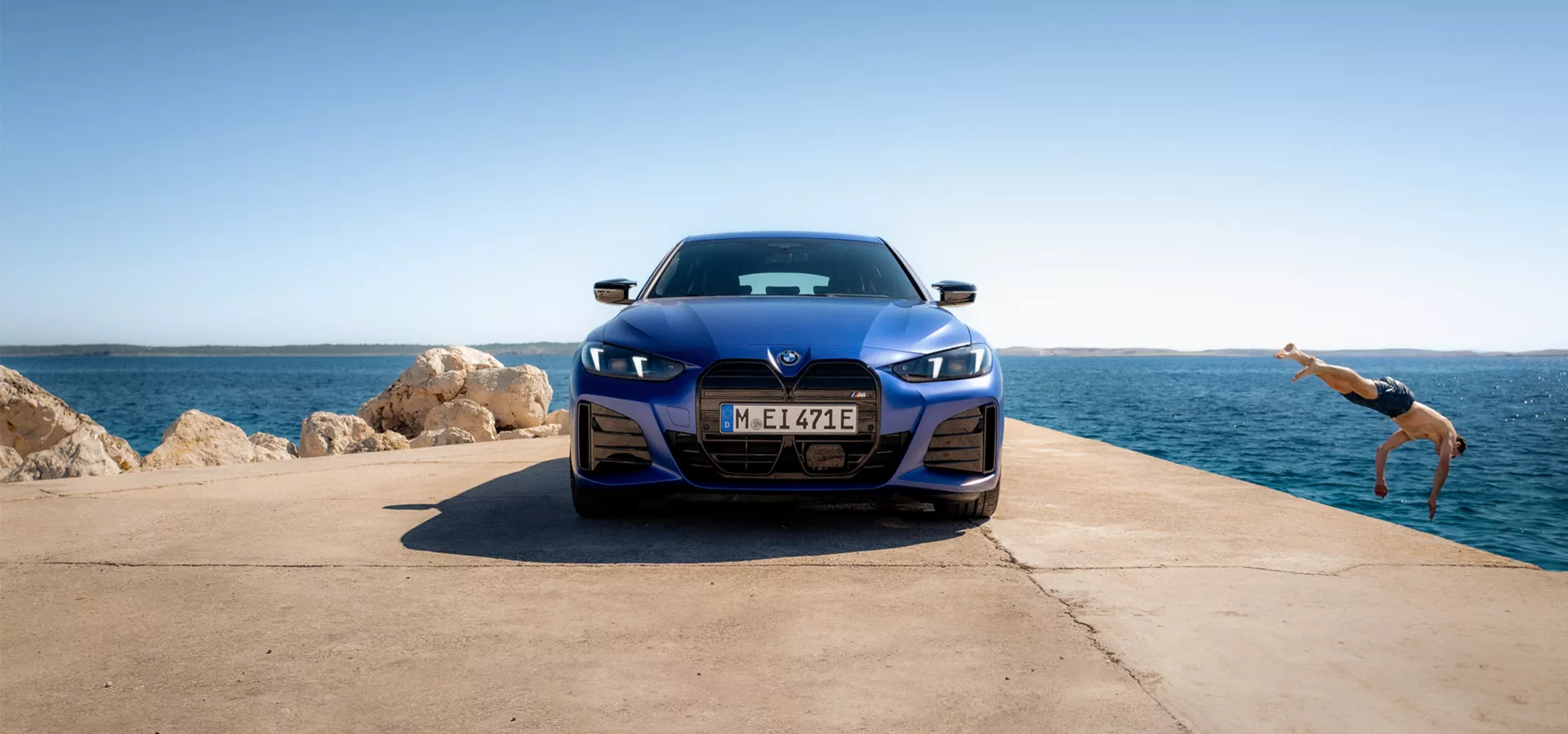 Ein blauer, vollelektrischer BMW i4 Gran Coupé.