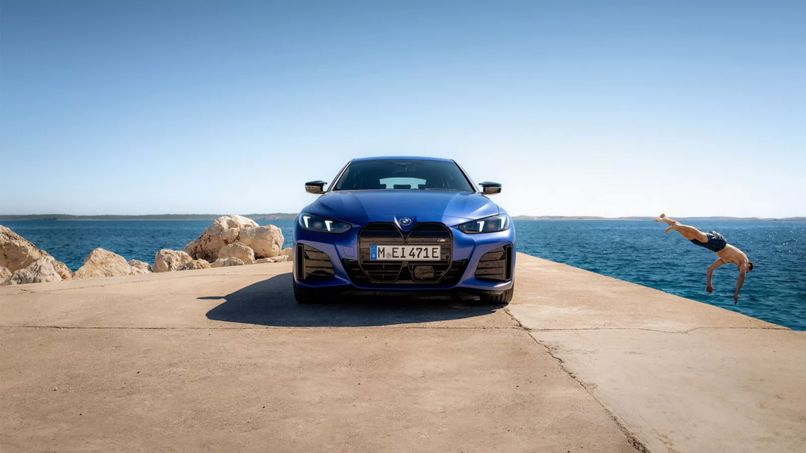 Ein blauer, vollelektrischer BMW i4 Gran Coupé.