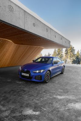 BMW i4 M50 Gran Coupé blue front view 