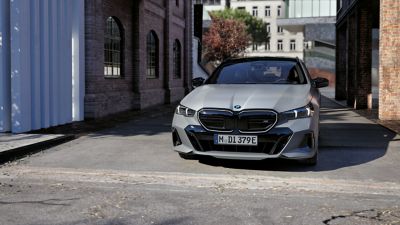 BMW i5 M60 xDrive Touring grey front view 