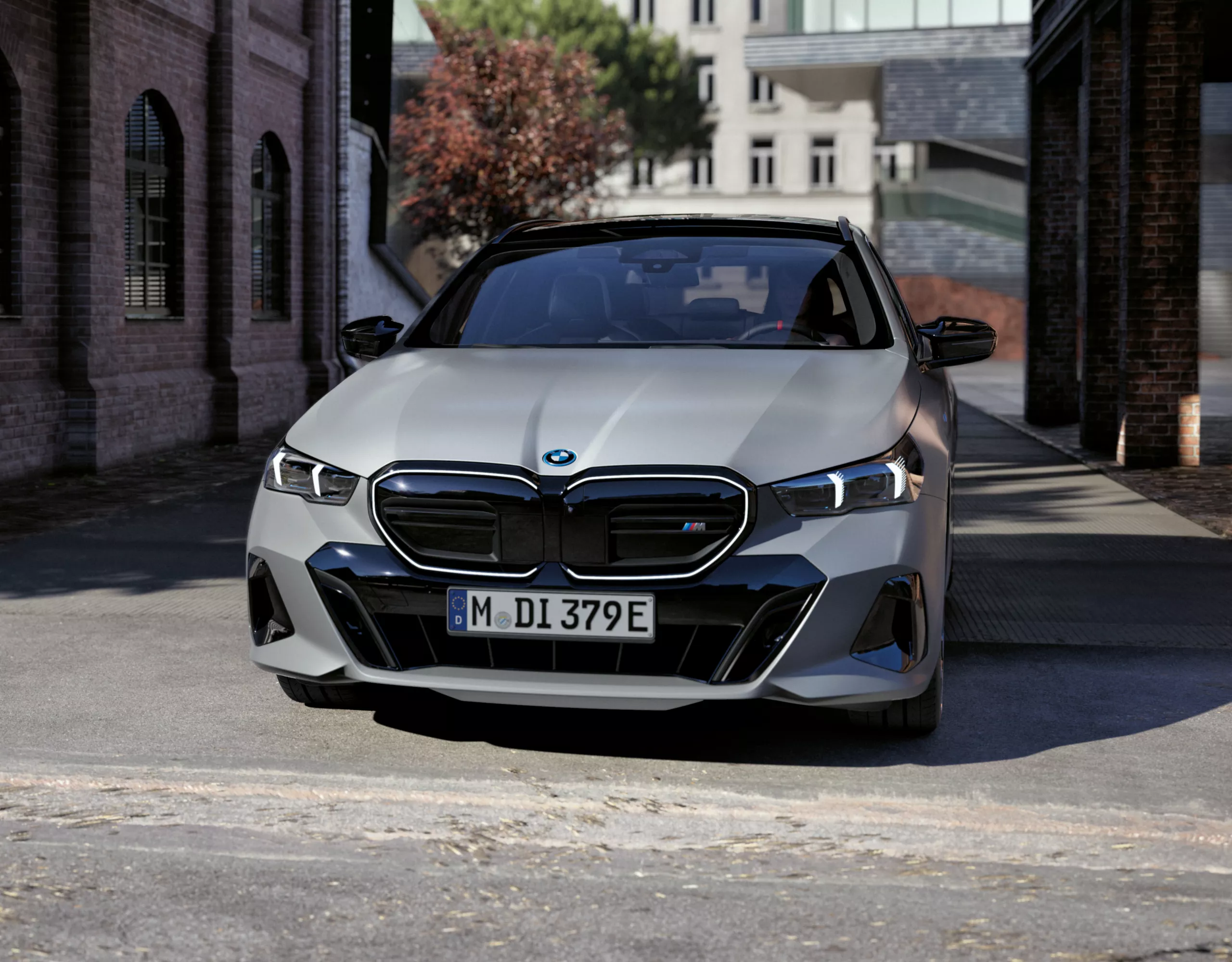 BMW i5 M60 xDrive Touring grey front view 
