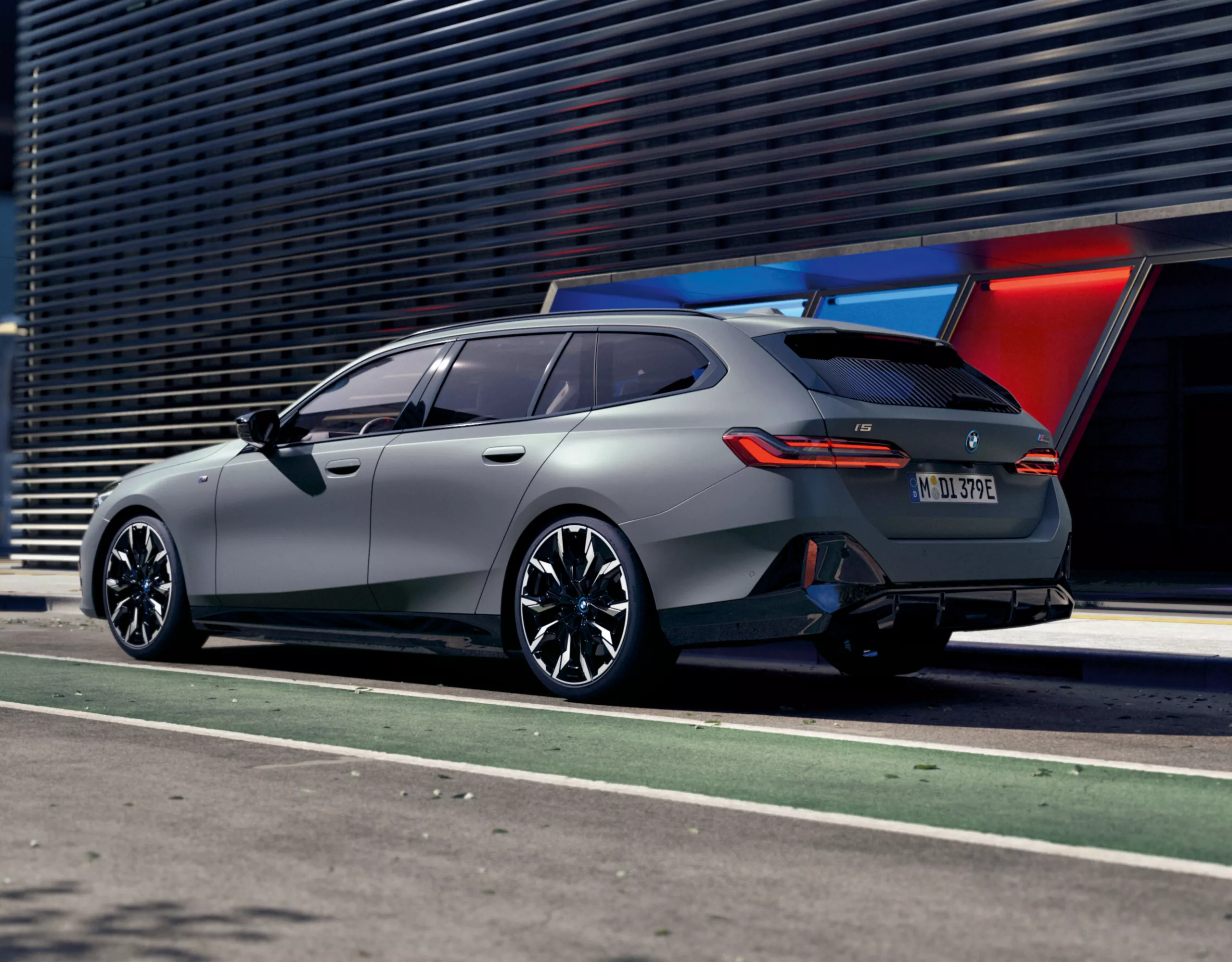 BMW i5 M60 xDrive Touring grey rear view 