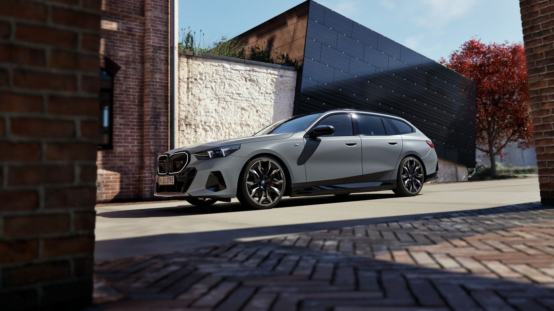 Ein grauer vollelektrischer BMW i5 Touring 