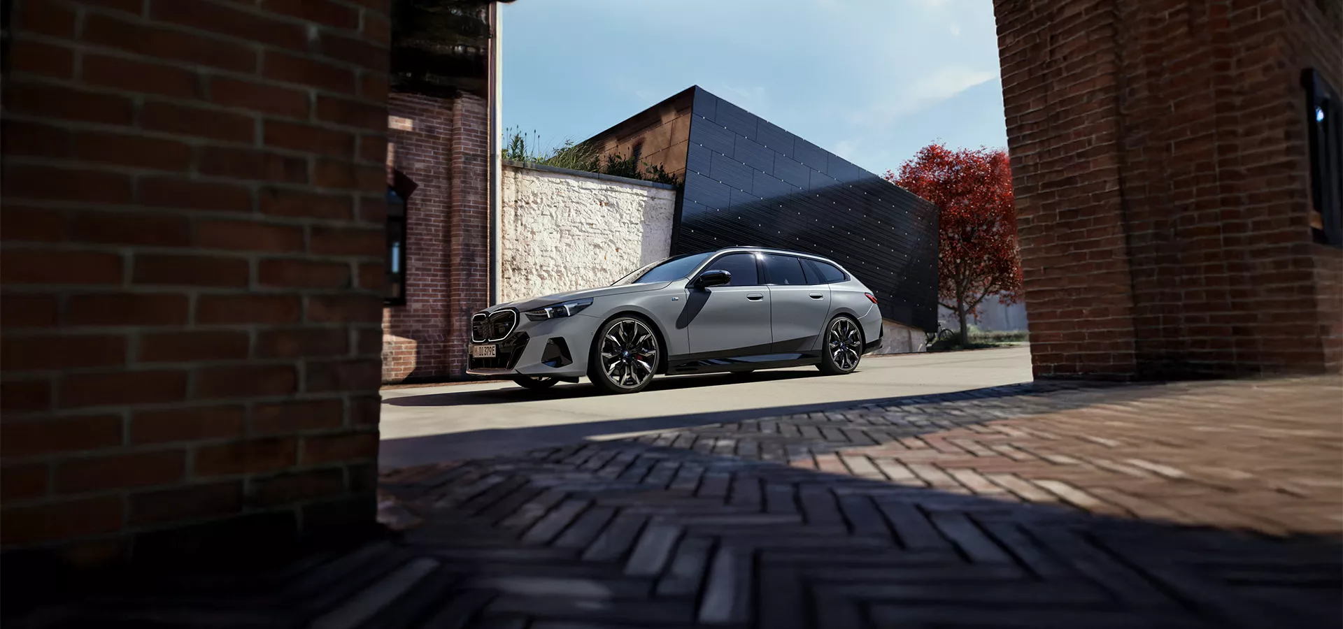 Ein grauer vollelektrischer BMW i5 Touring 