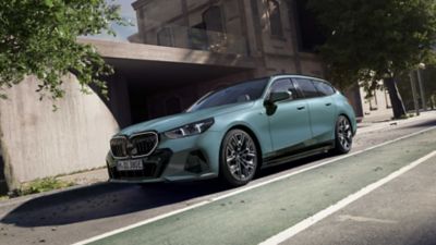 BMW i5 Touring green front view