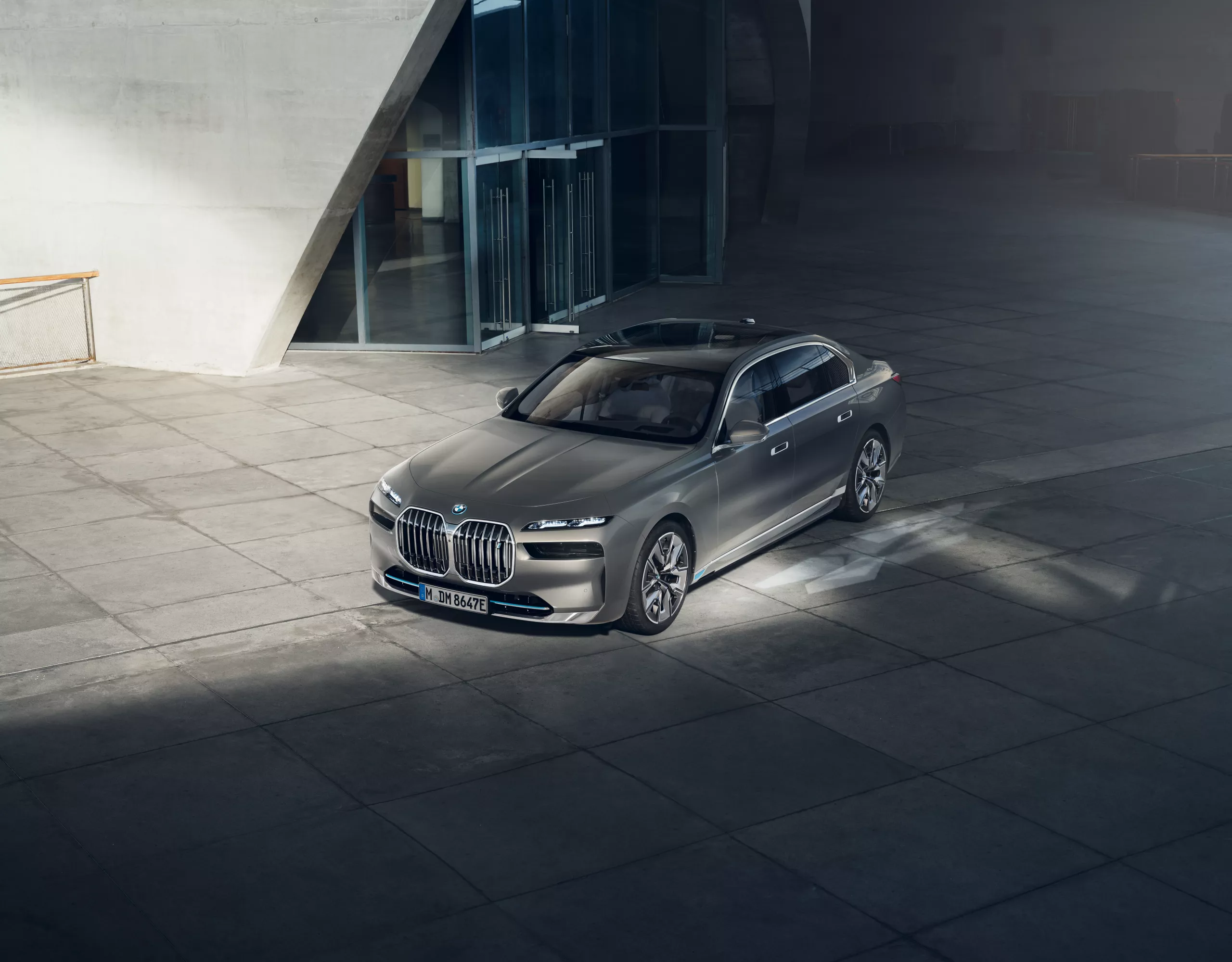 BMW จอดบนพื้นผิวคอนกรีต