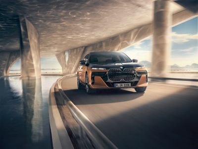 BMW i7 M70 xDrive orange front view