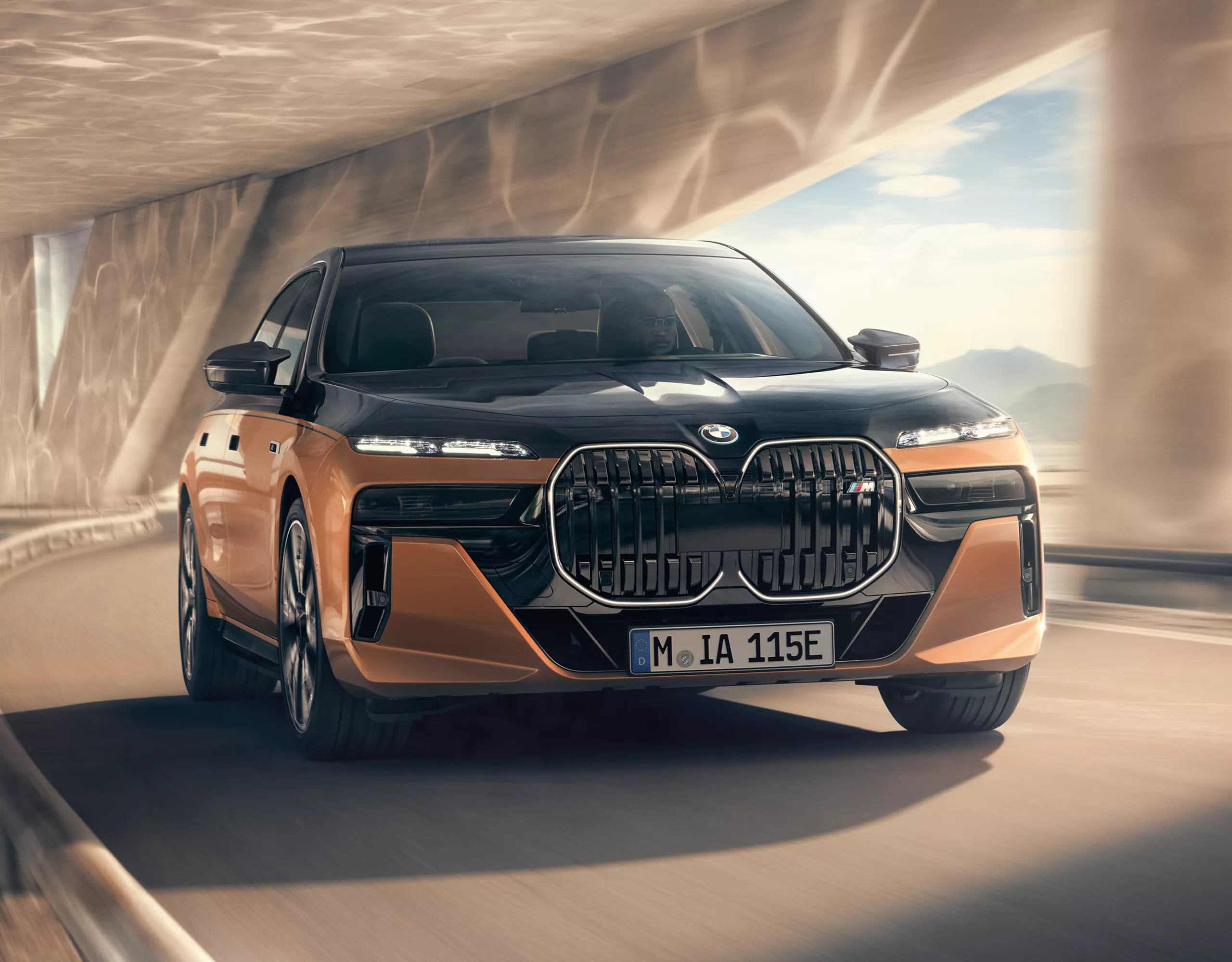 BMW i7 M70 xDrive orange front view