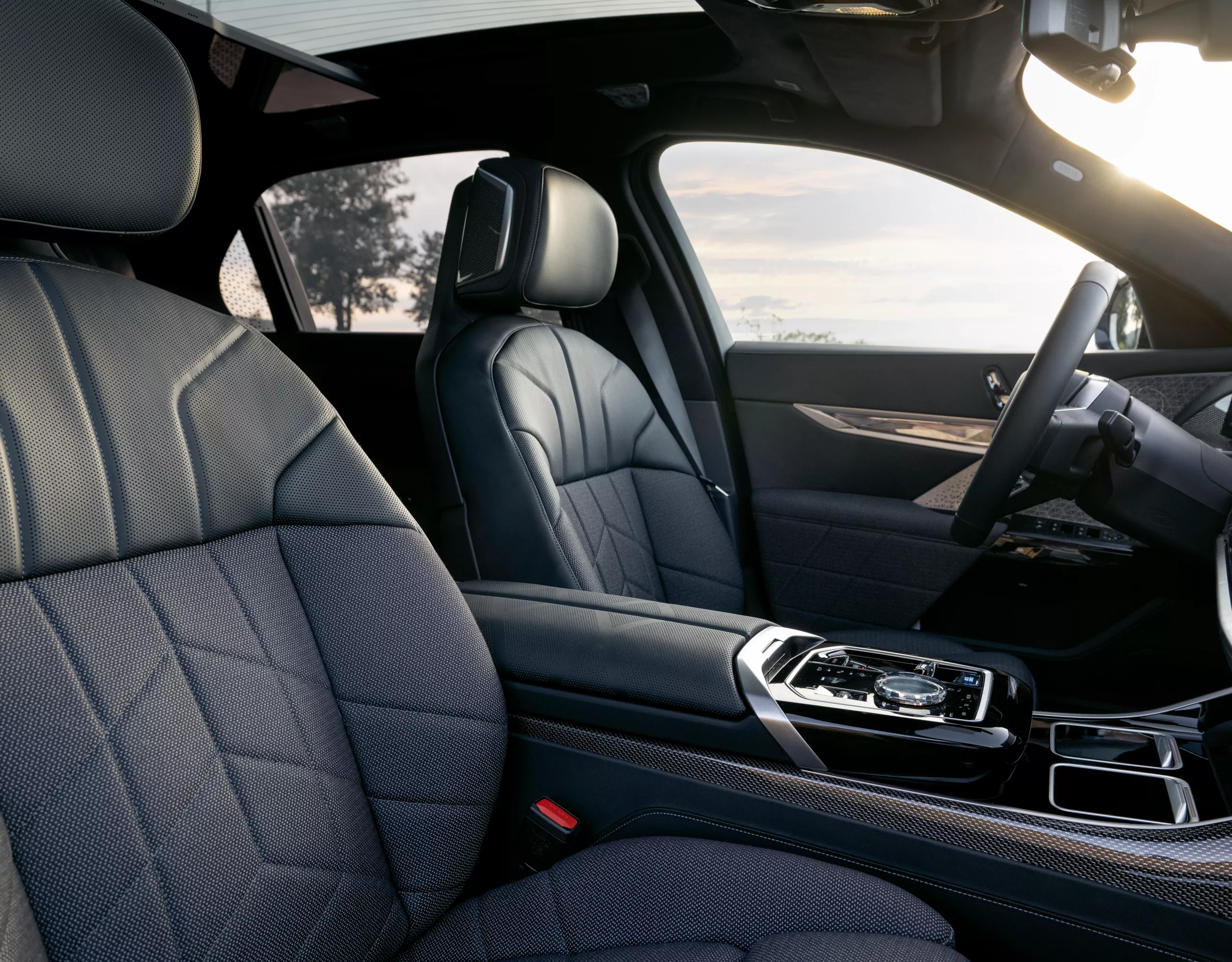 BMW i7 M70 xDrive orange interior