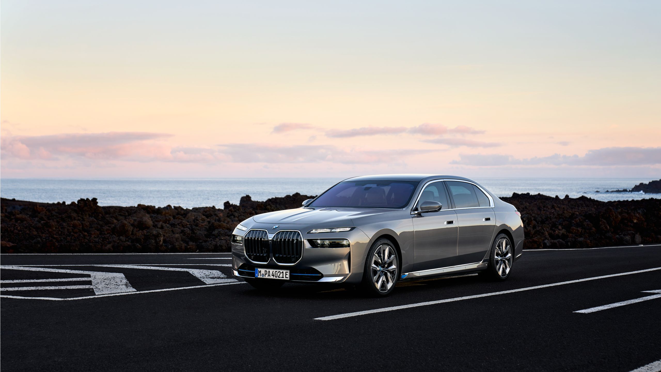 BMW i7 Sedan G70 side view with two-tone paint finish 