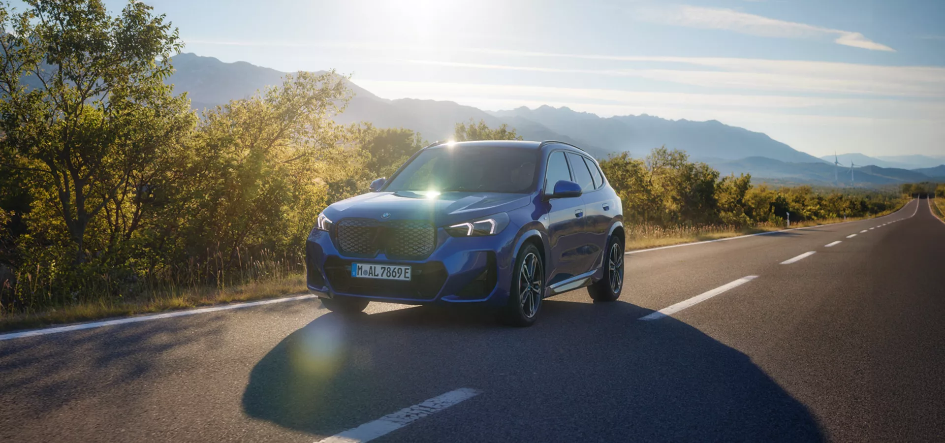 Ein blauer, vollelektrischer BMW iX1