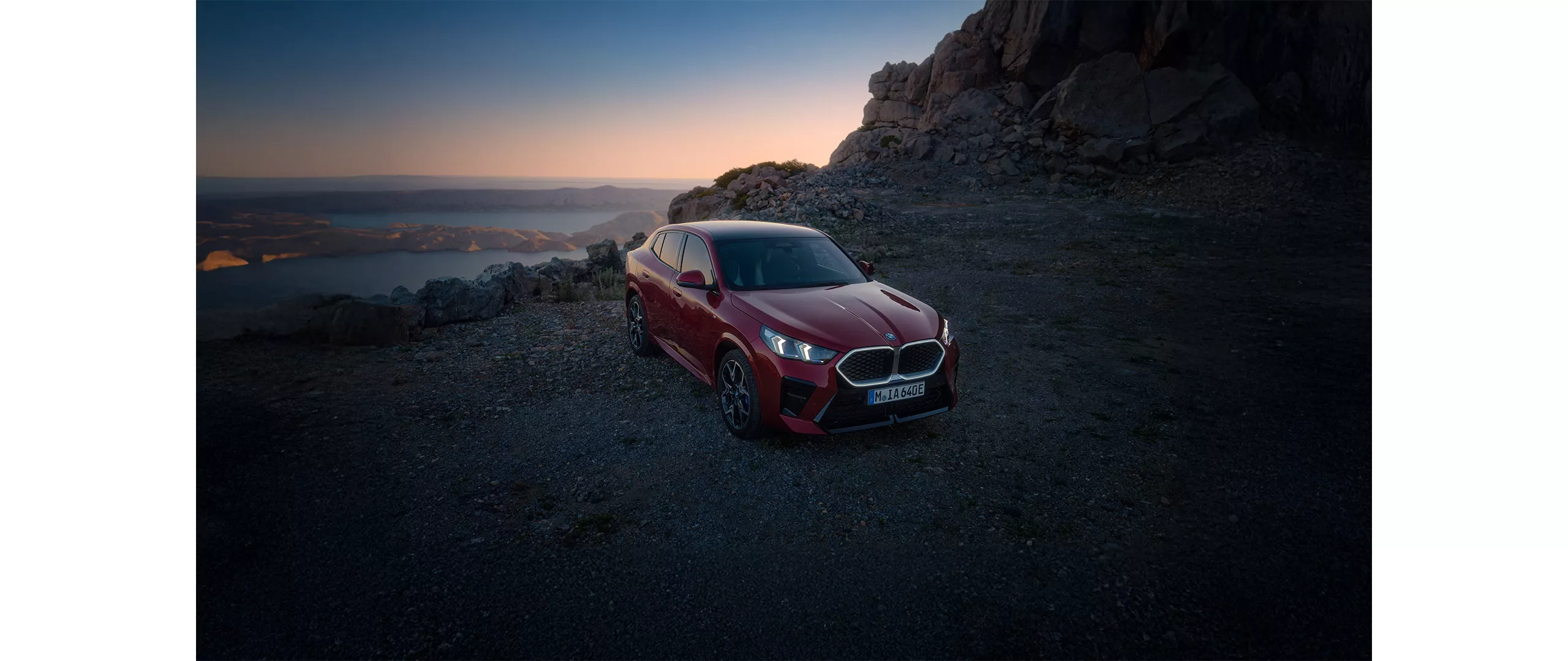 Ein roter, vollelektrischer BMW iX2