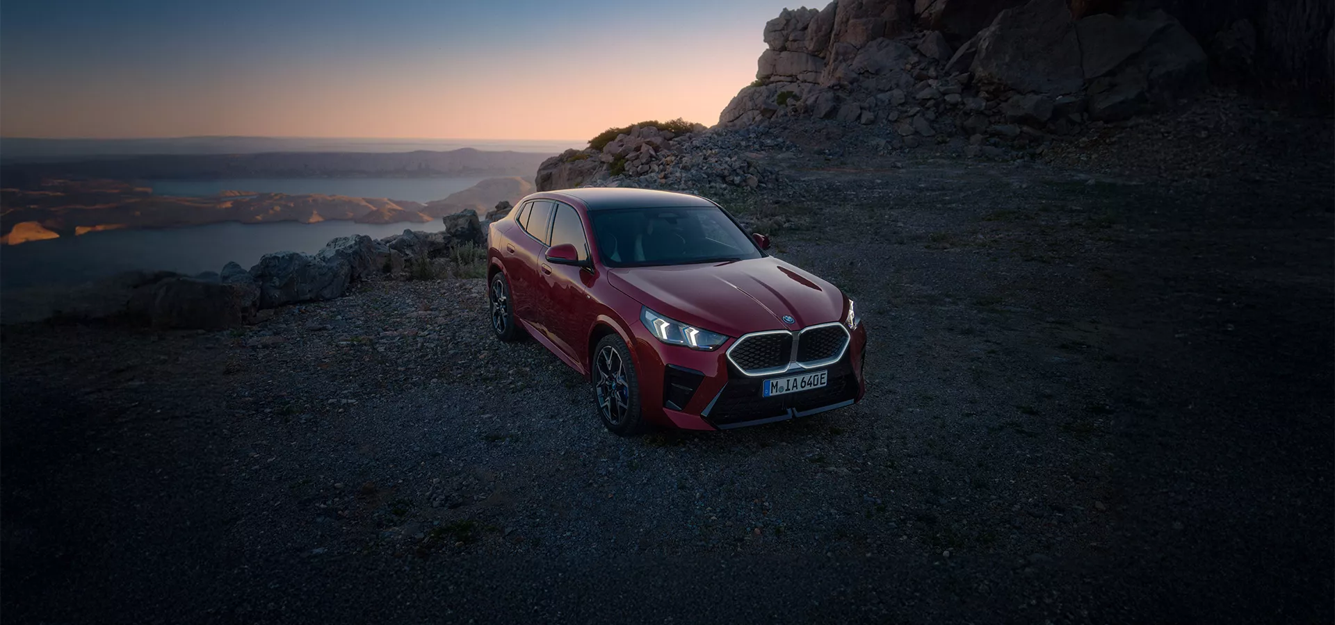 Ein roter, vollelektrischer BMW iX2