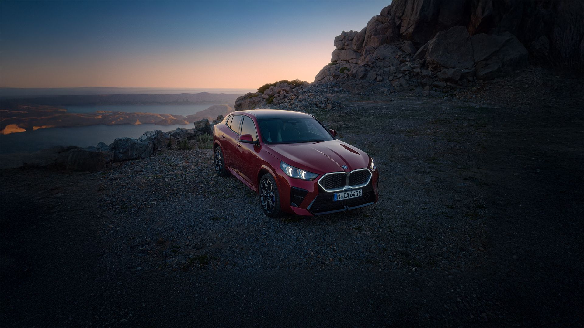 Ein roter, vollelektrischer BMW iX2