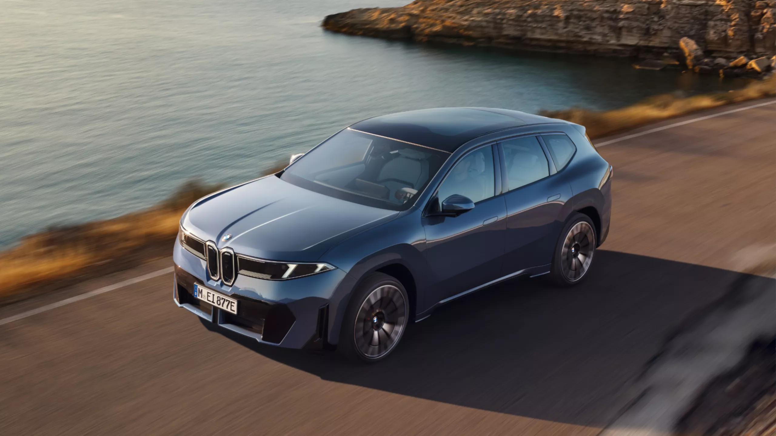 Una BMW iX3 vista da davanti