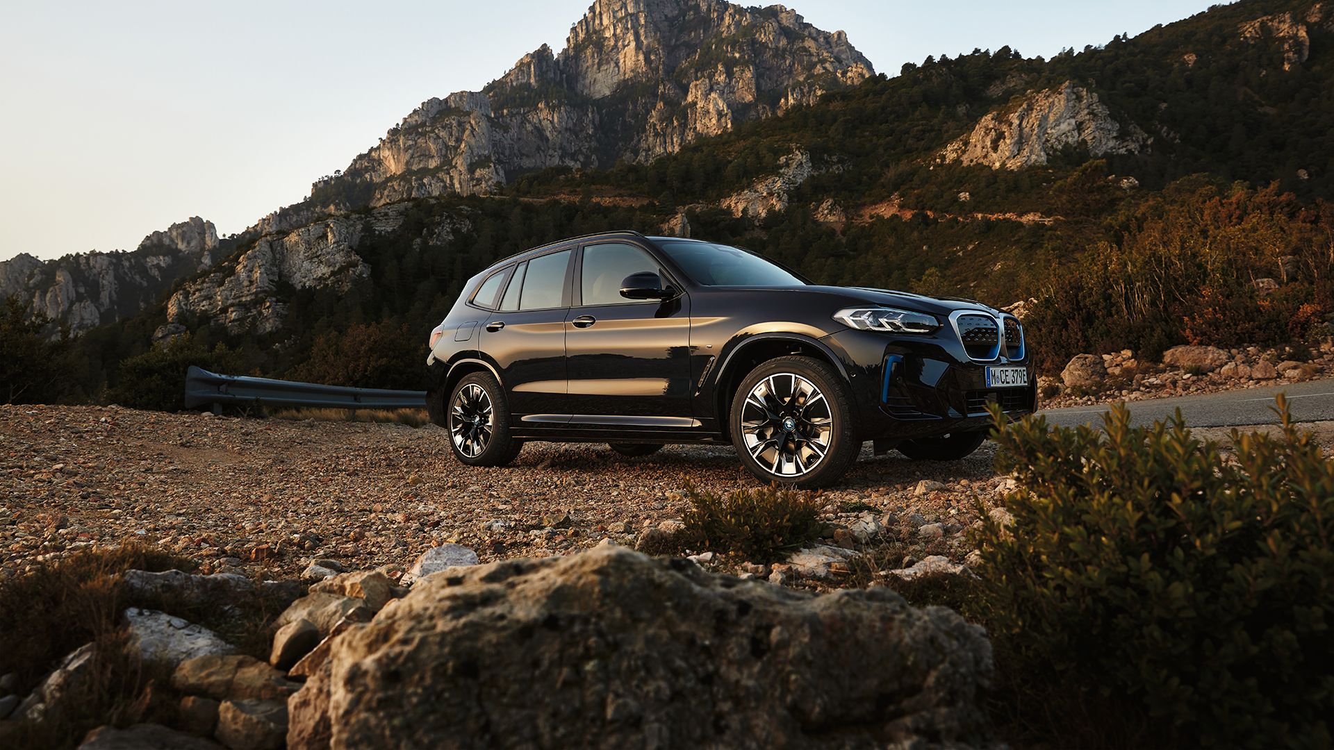 Ein schwarzer, vollelektrischer BMW iX3