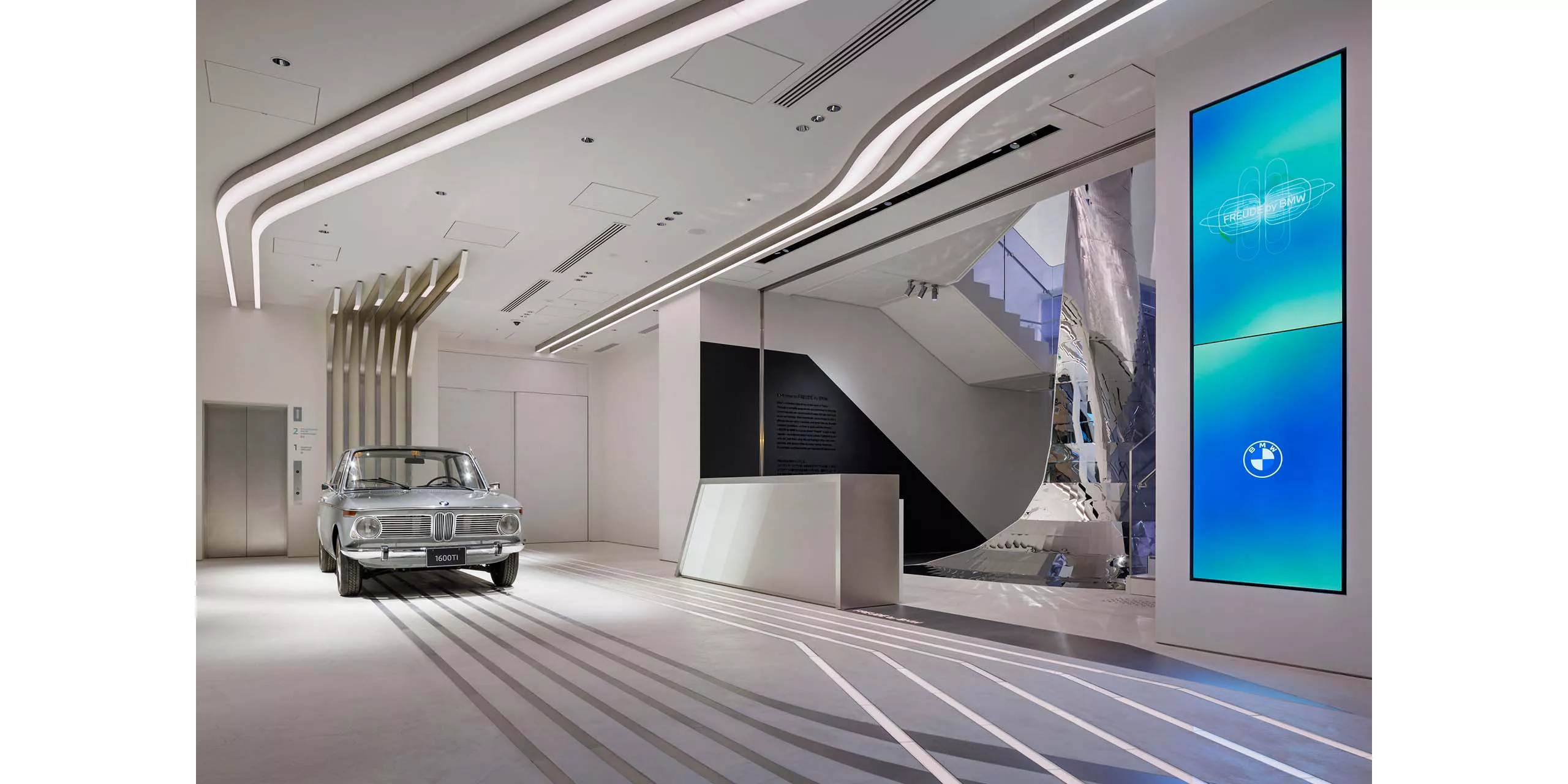 エントランス・展示車エリア​