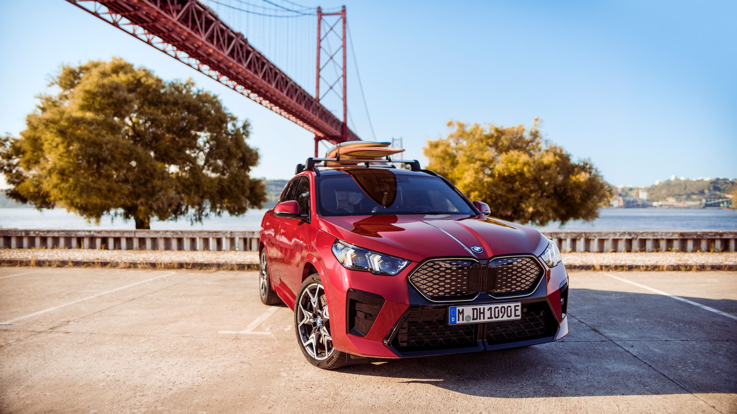 En rød BMW iX2 sett skrått forfra.