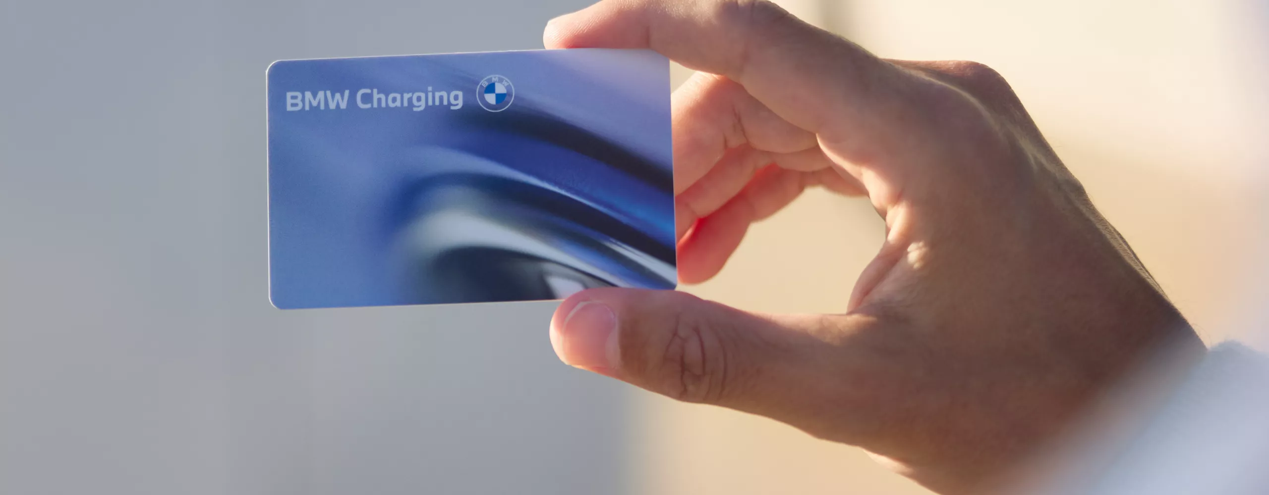 공용 충전소에서 충전되고 있는 BMW iX3