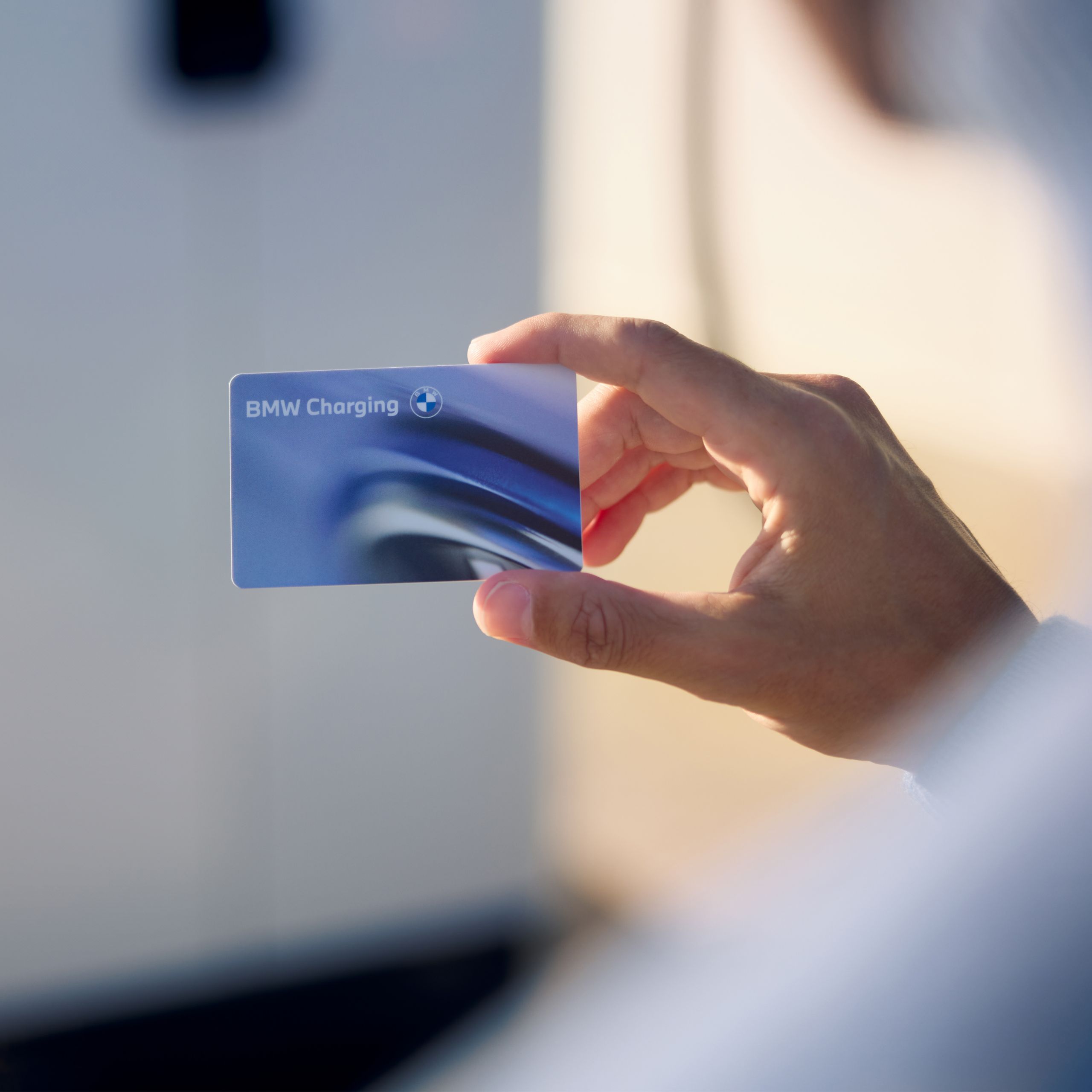 공용 충전소에서 충전되고 있는 BMW iX3