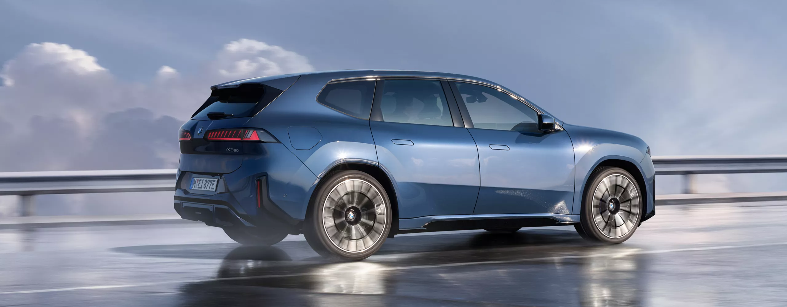 공용 충전소에서 충전되고 있는 BMW iX3