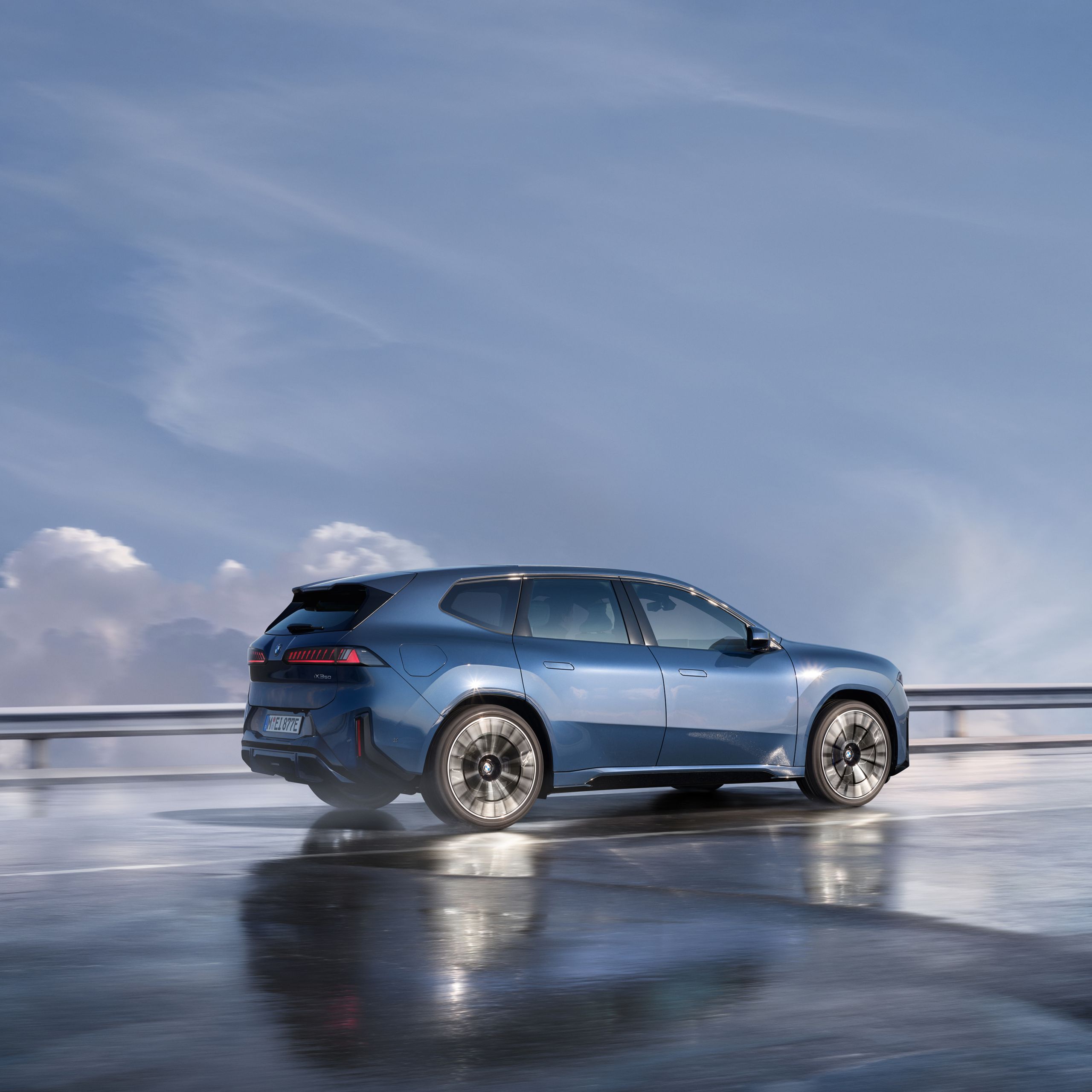 공용 충전소에서 충전되고 있는 BMW iX3