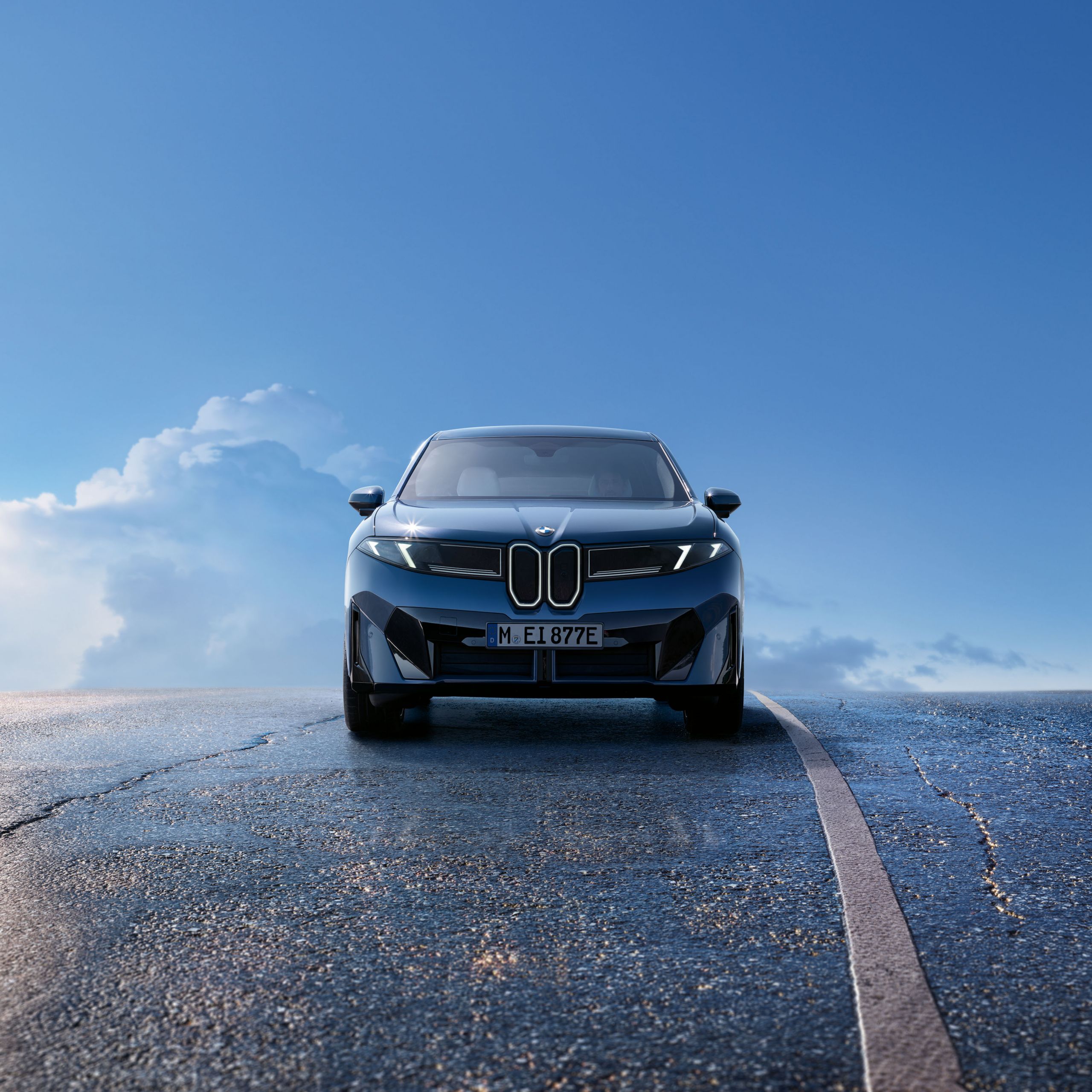 Parkerad BMW iX3 sedd framifrån