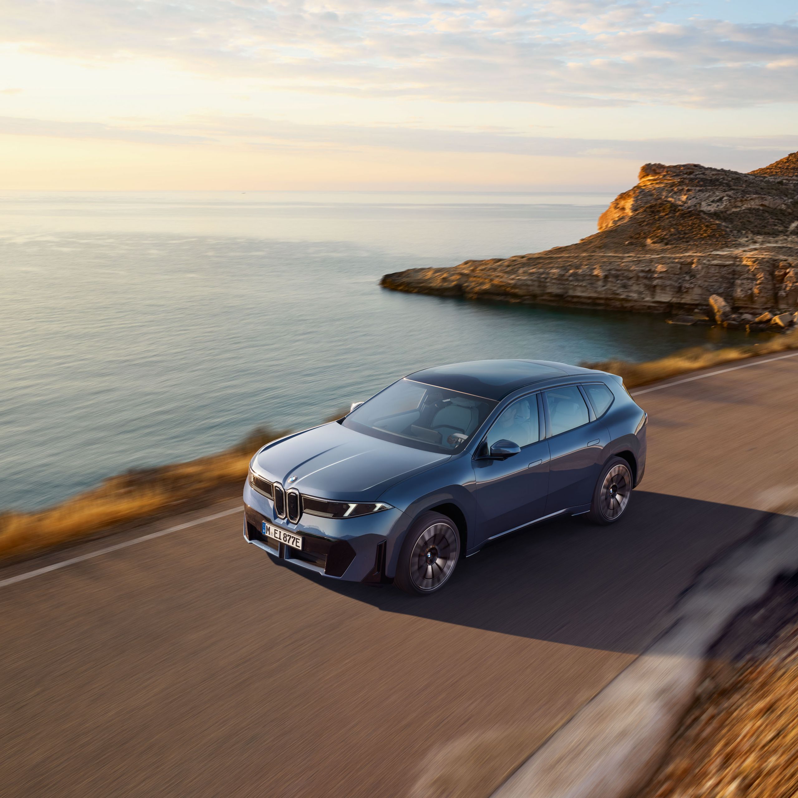 BMM iX3 körandes på landsväg