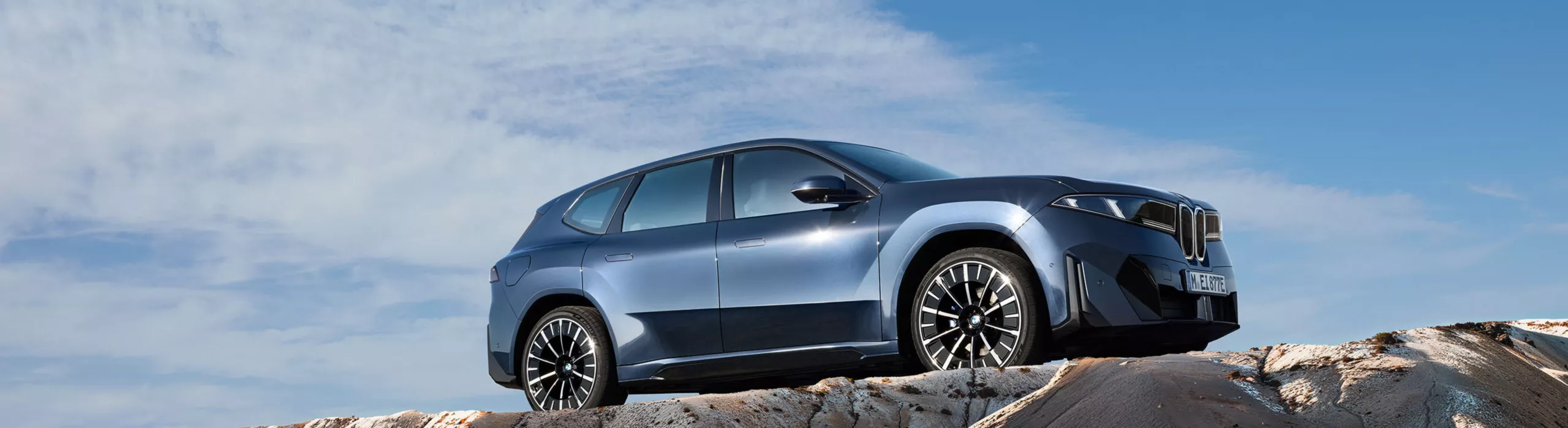  Punainen BMW iX2 nähty vinosti edestä
