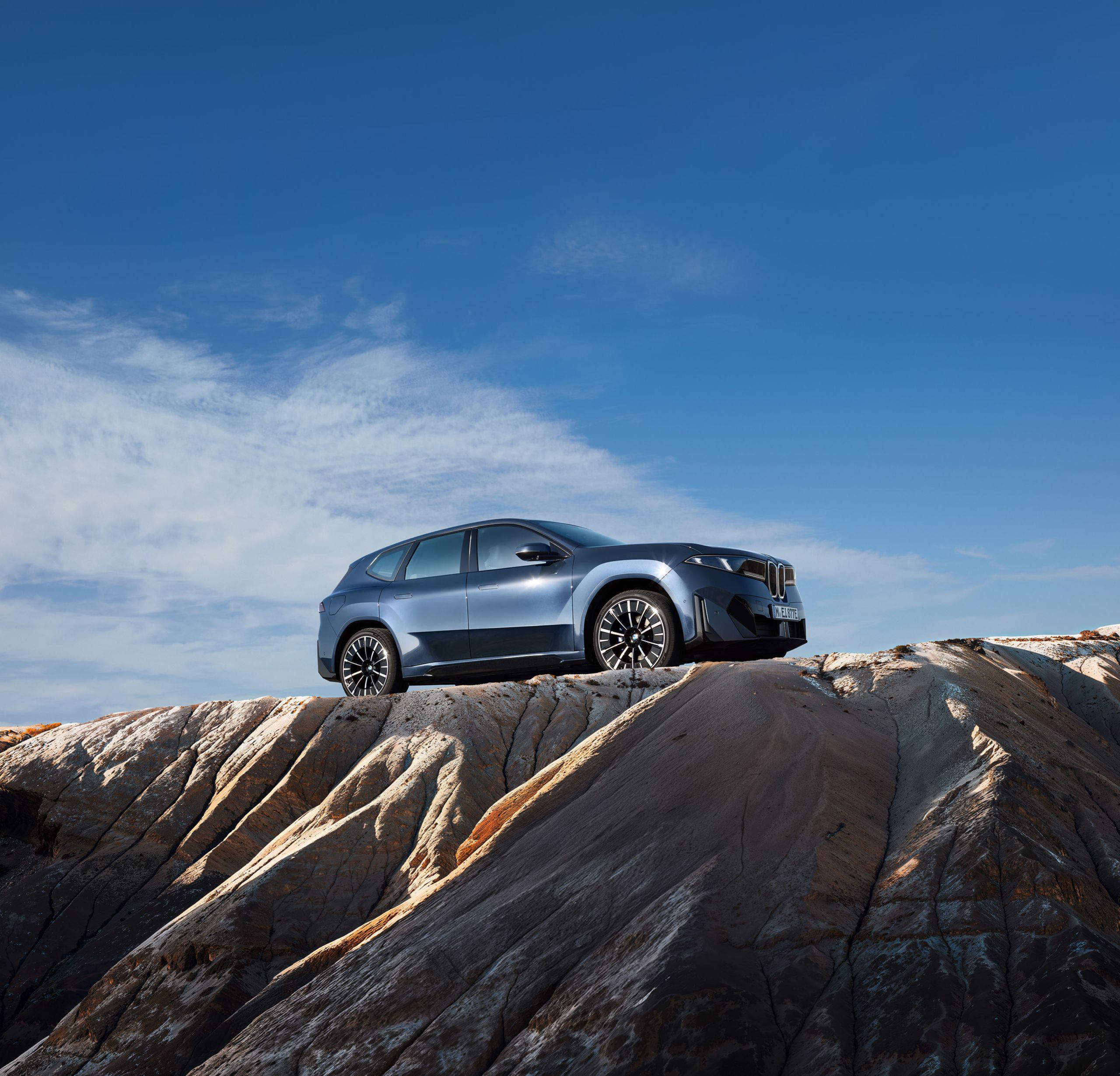 En blå BMW iX3 sett skrått forfra
