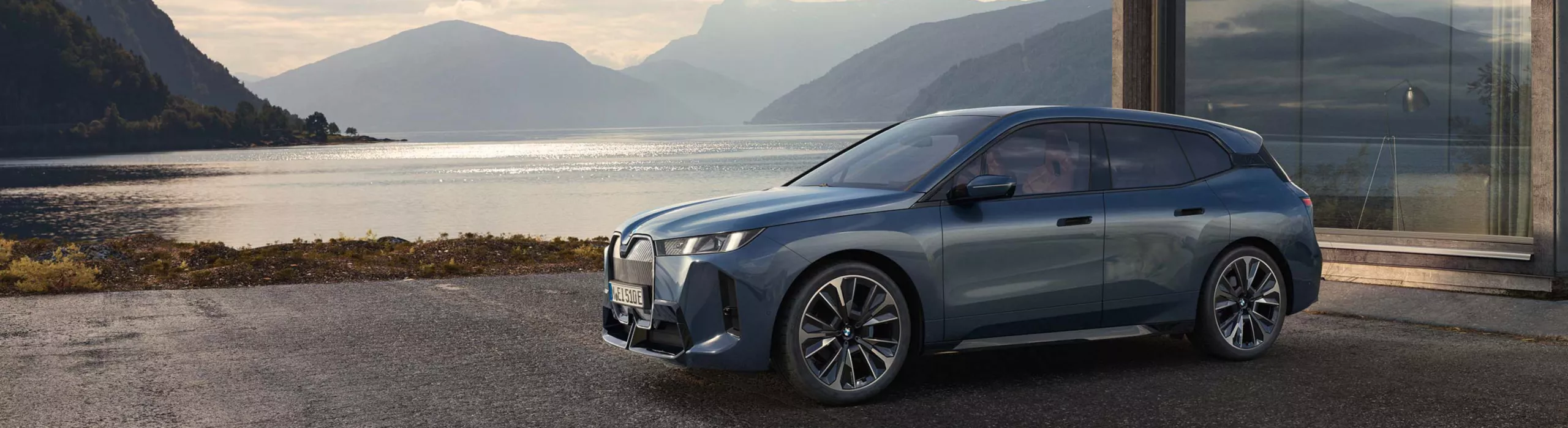 Parkerad BMW iX sedd från sidan