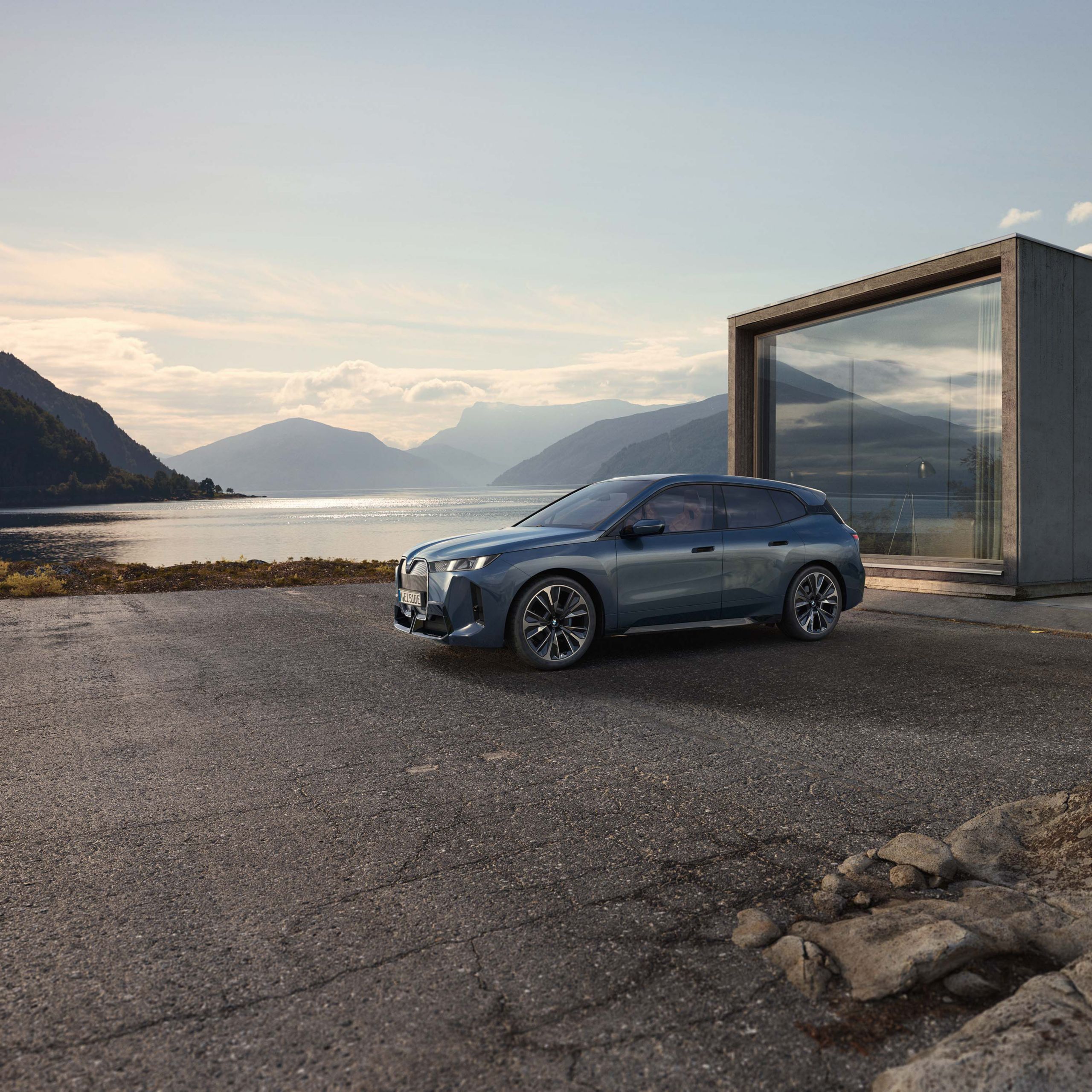 Parkerad BMW iX sedd från sidan
