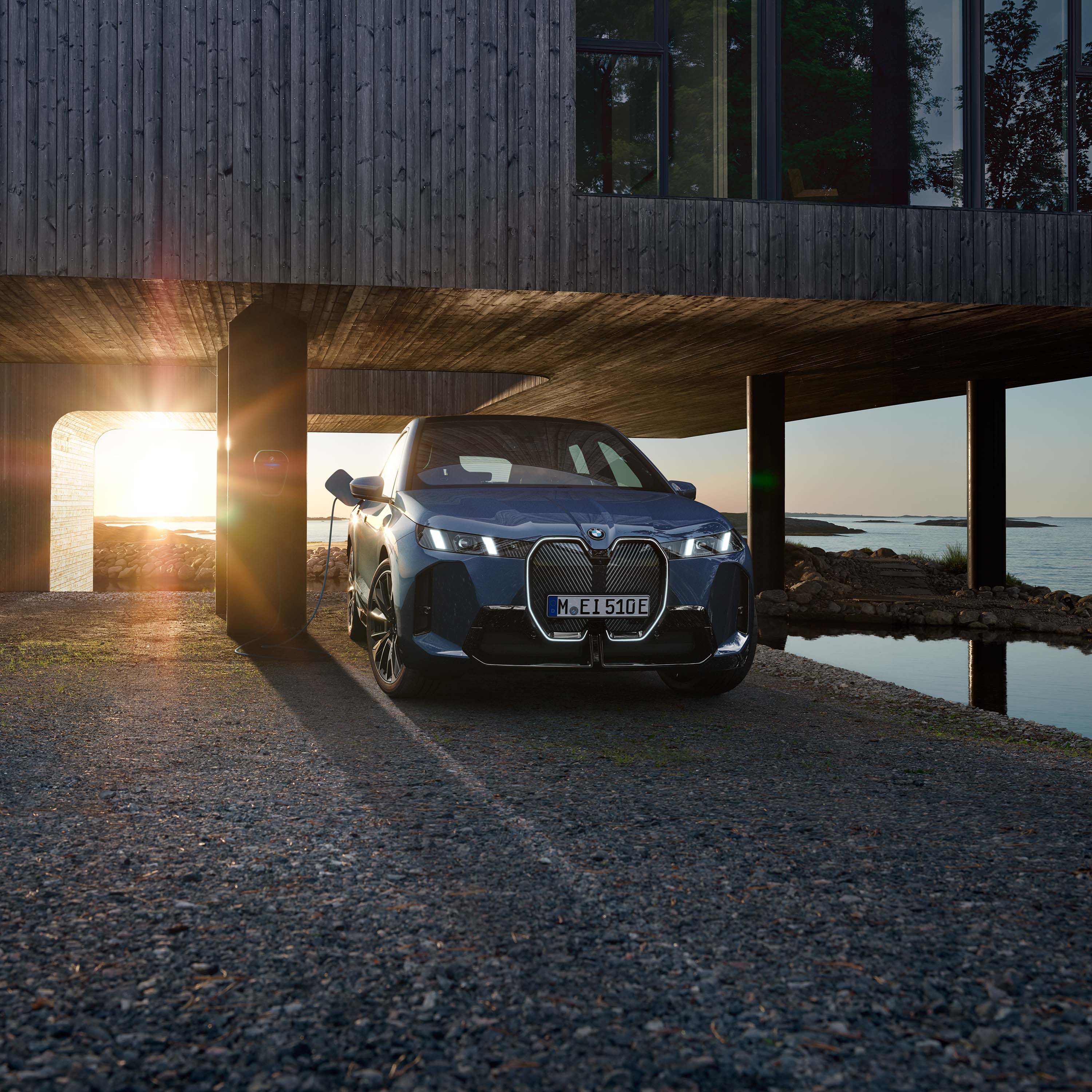 Parkerad BMW iX som laddas