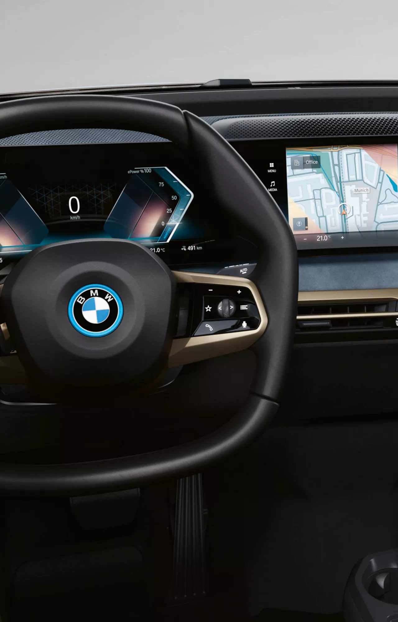 BMW interiör och karta på skärm visas.