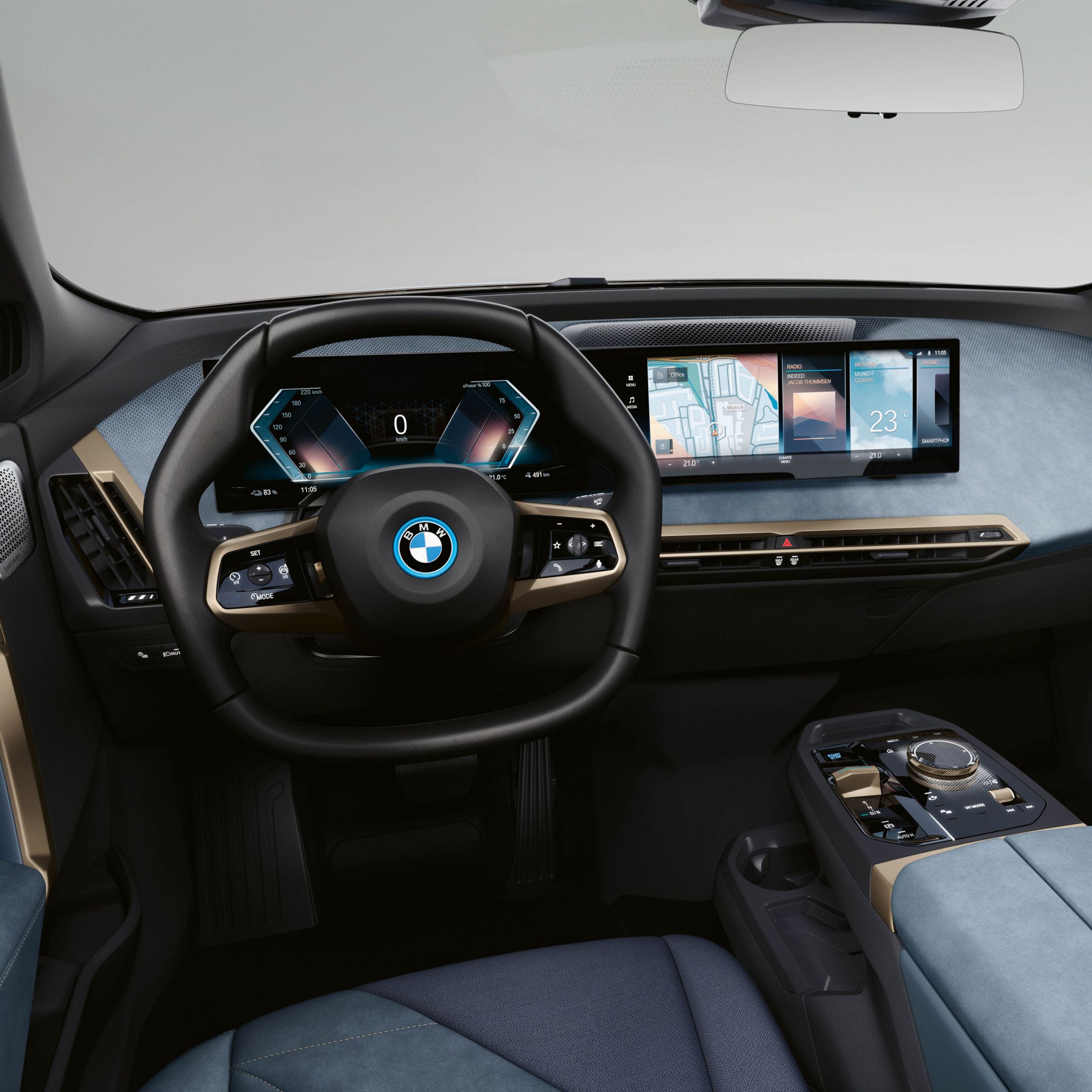 BMW interiör och karta på skärm visas.