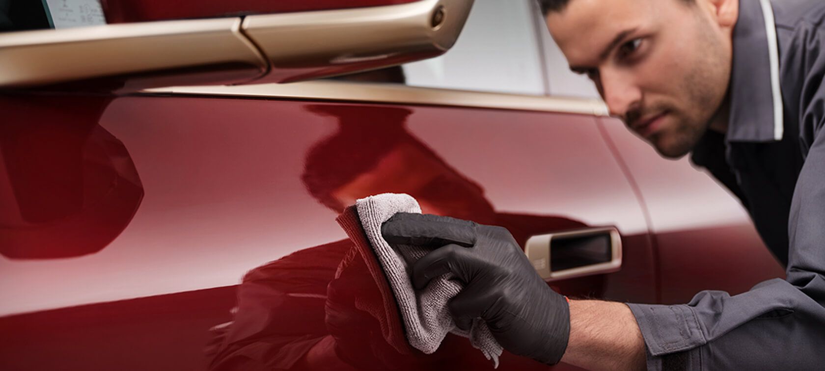 BMW, jonka maalipinta on kiiltävän puhdas