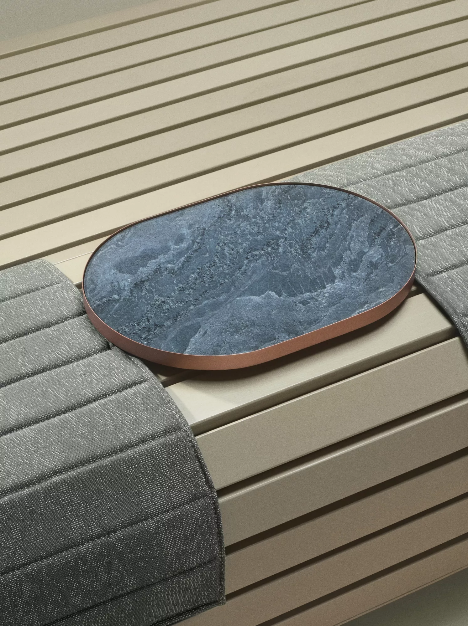 Ławka z uchwytem skórzanym i poduszką z dodatkowym stolikiem kamiennym BMW x Maja Ganszyniec