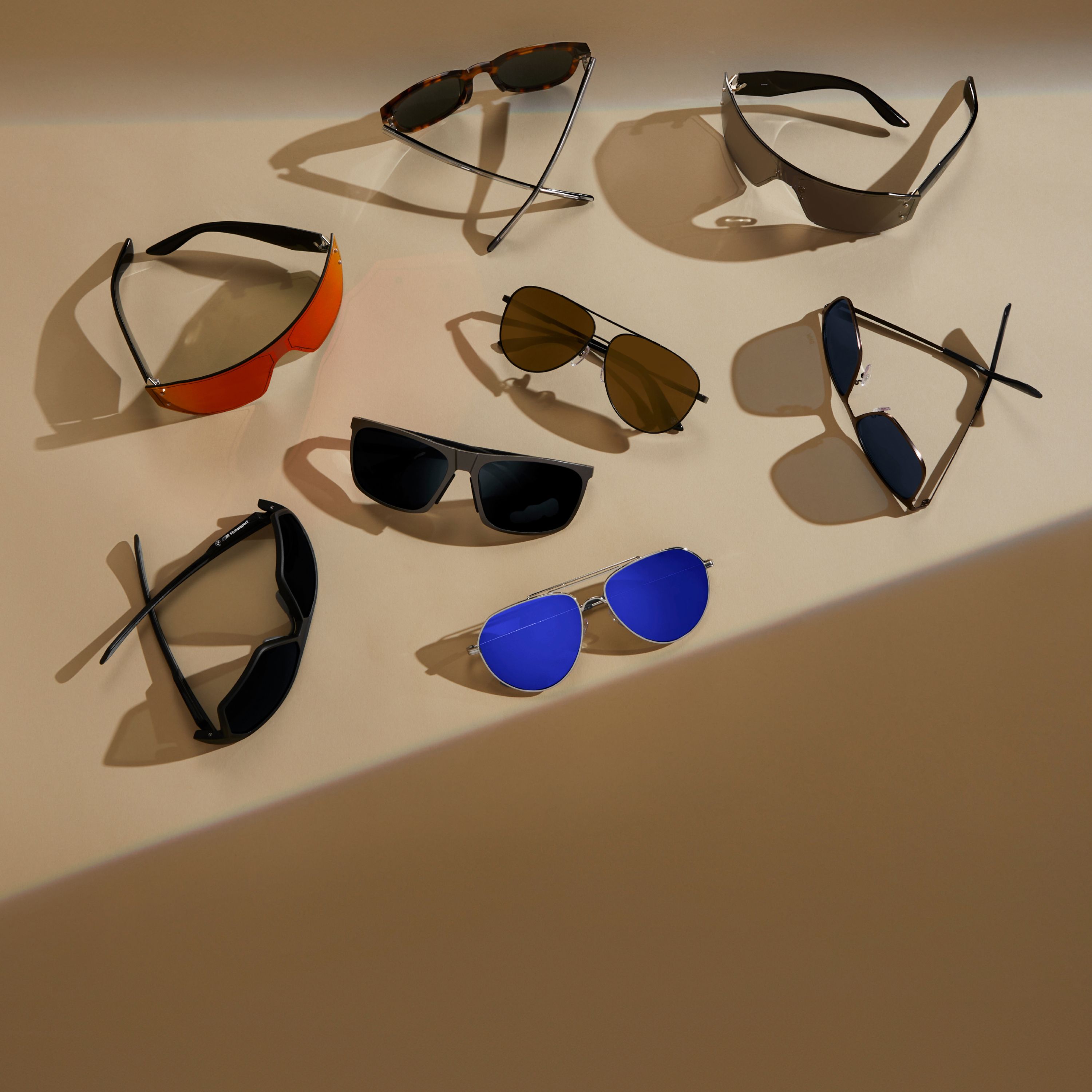 Gamma di occhiali da sole BMW Lifestyle in diversi modelli in una vetrina espositiva