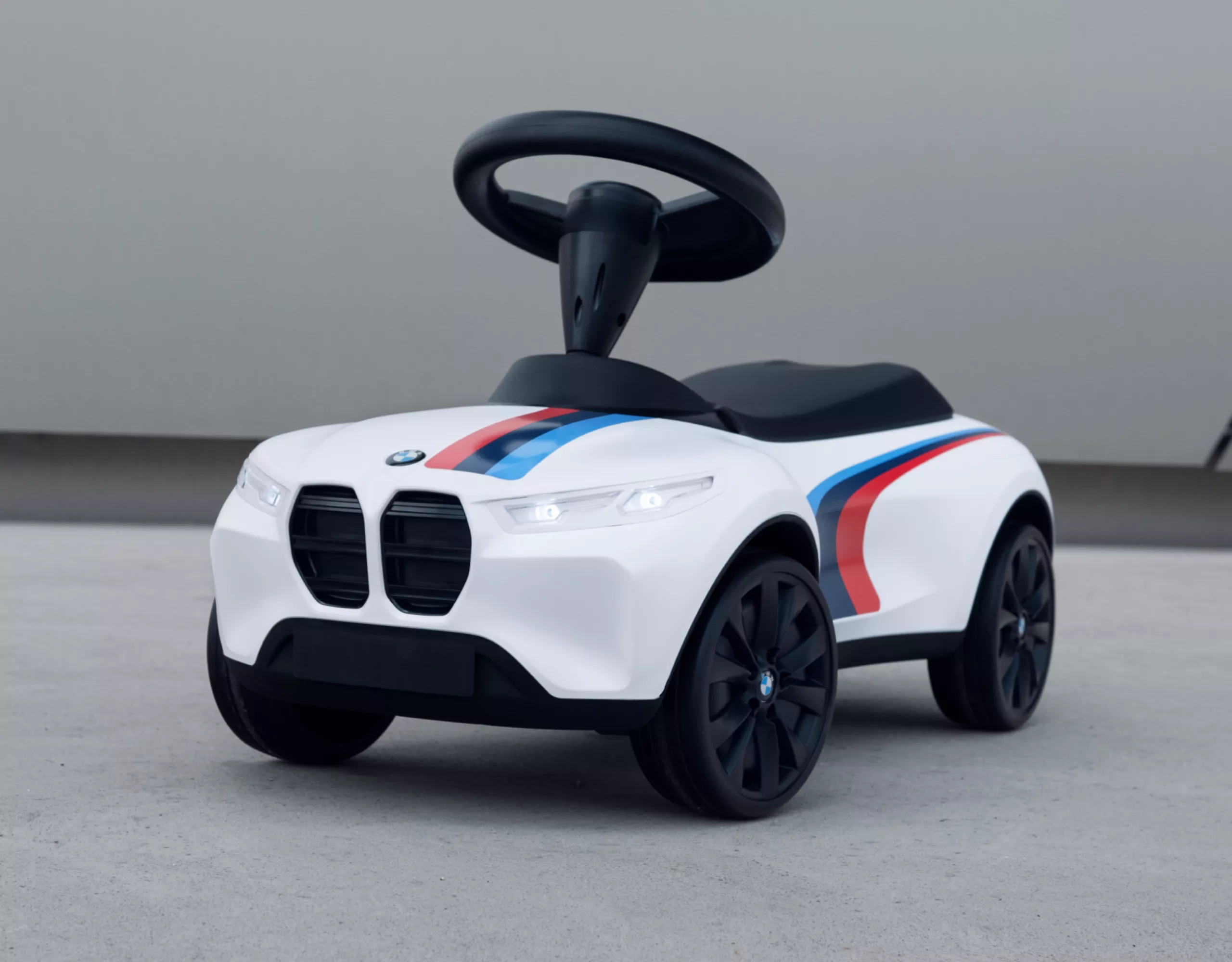 BMW Lifestyle Babyracer in weiß mit Seehausstreifen auf der Motorhaube und an der Seite